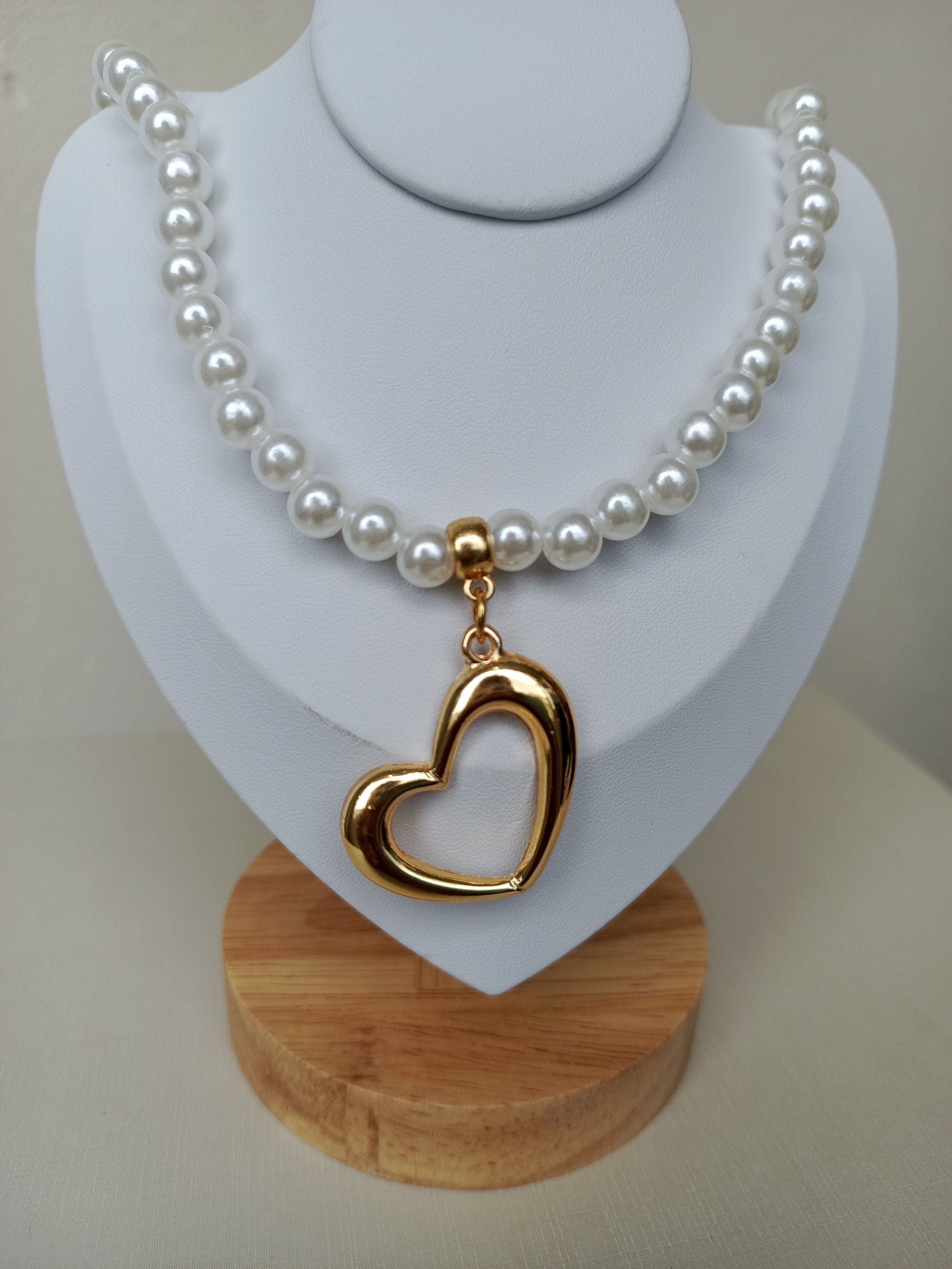 Colar de pérolas com pingente dourado de coração