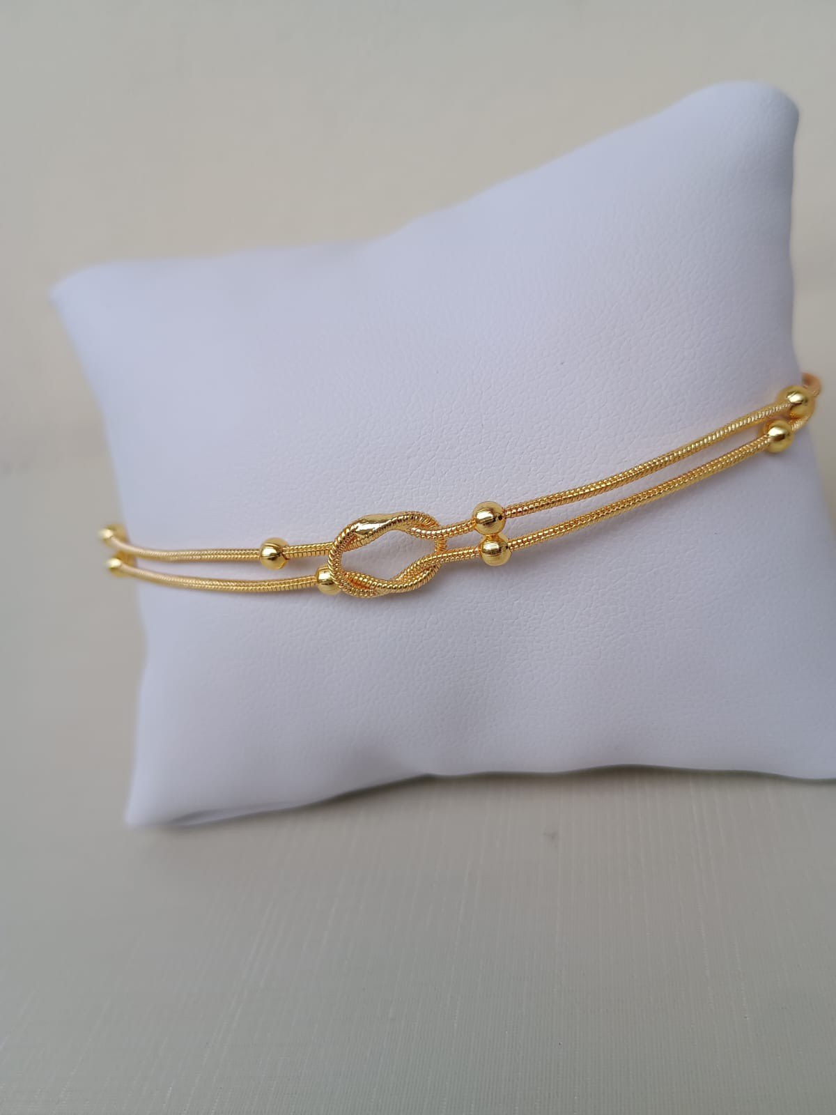 Pulseira com nó e bolinhas