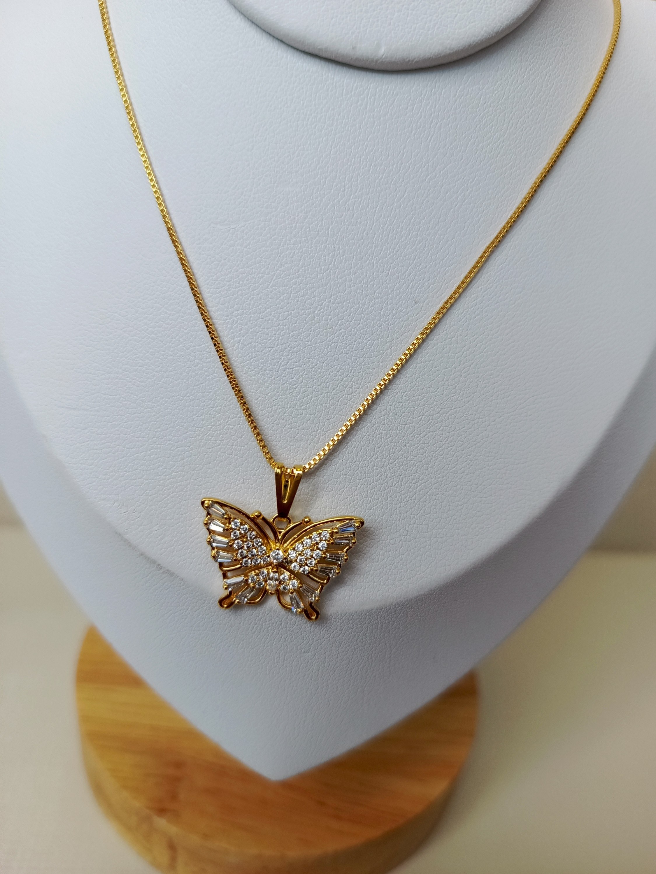 Colar com pingente de borboleta cravejado