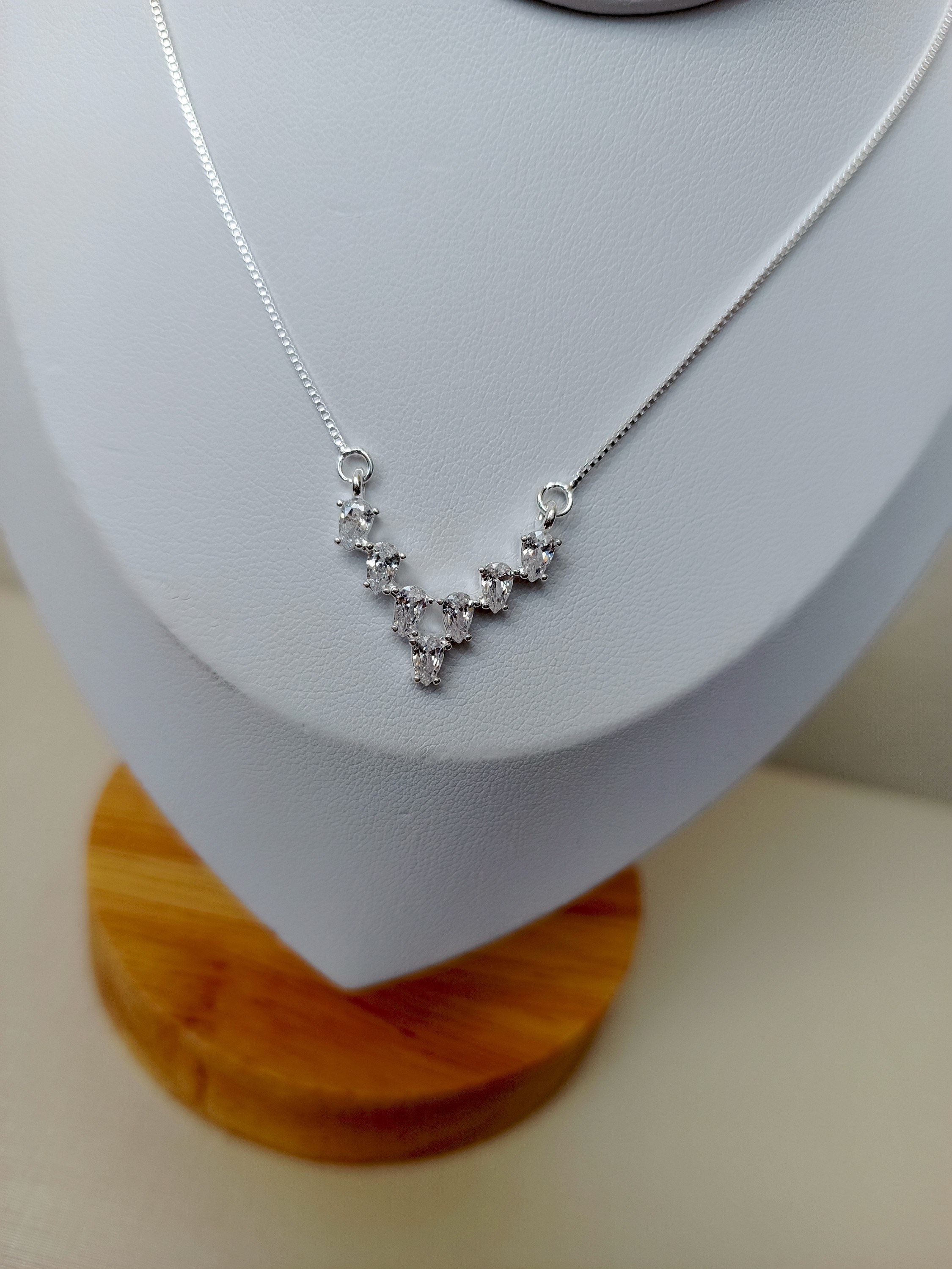 Colar com pingente em V com strass