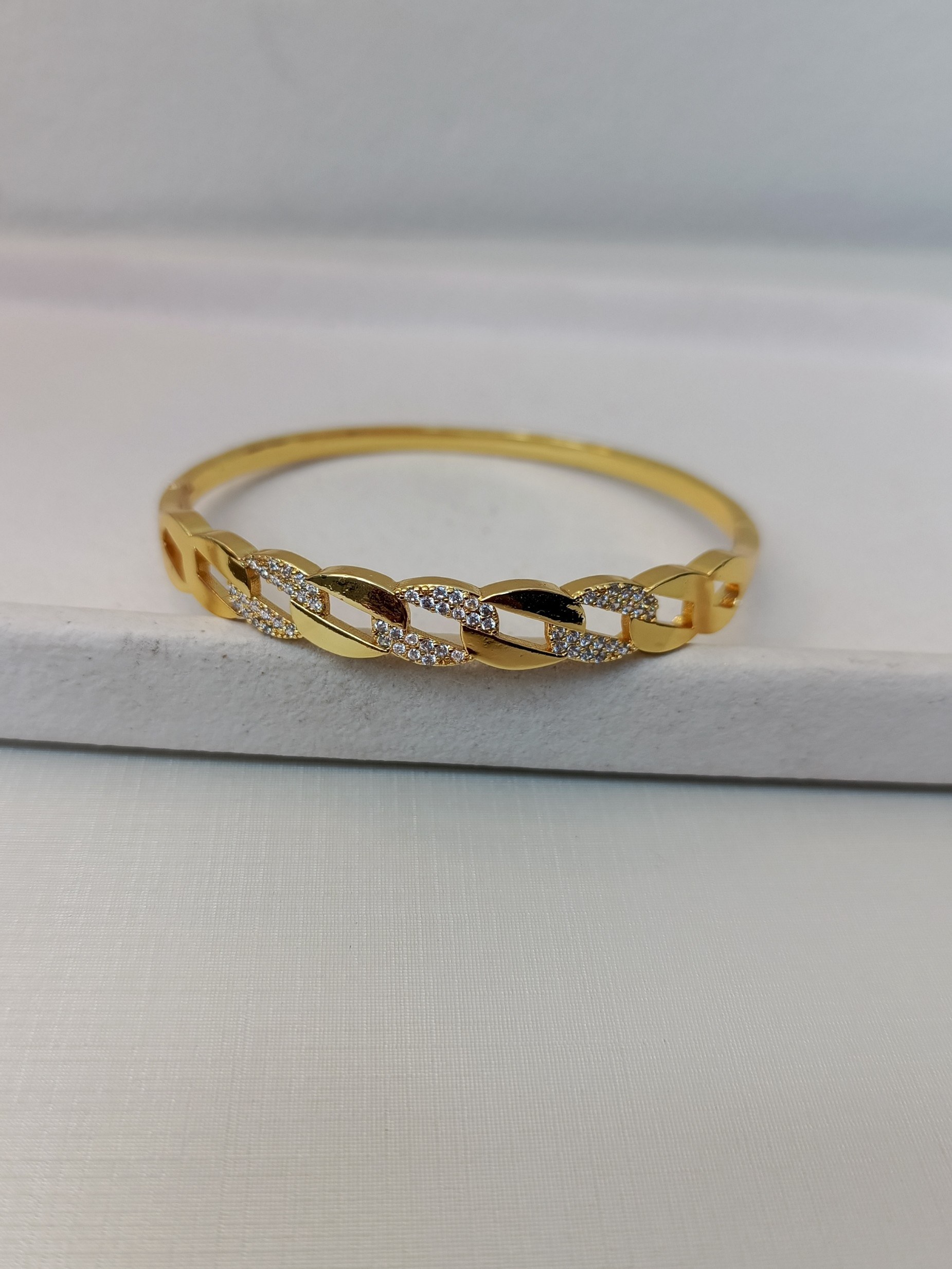 Braceletes com elos cravejados