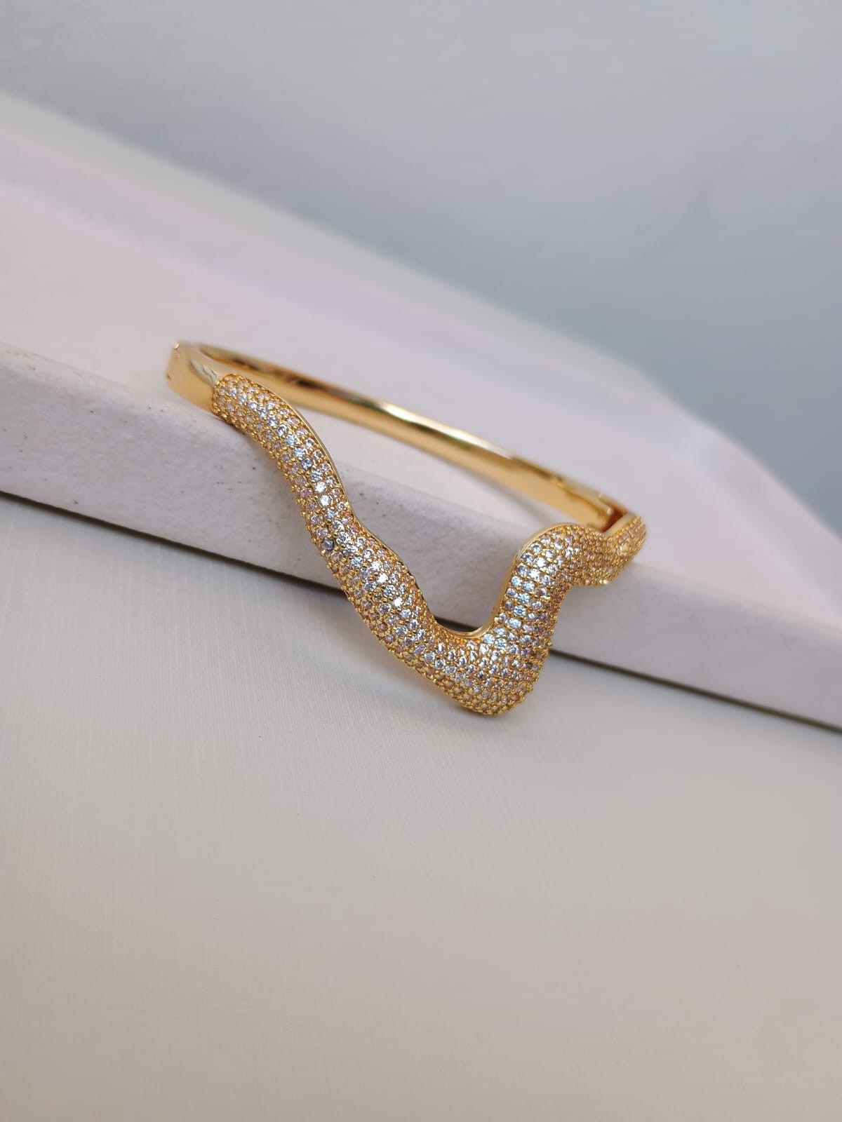 Bracelete com modelo orgânico cravejado