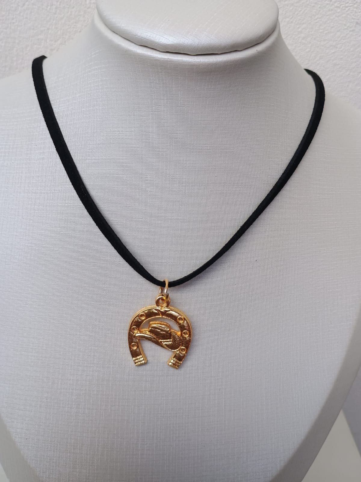 Colar com pingente de ferradura com chapéu