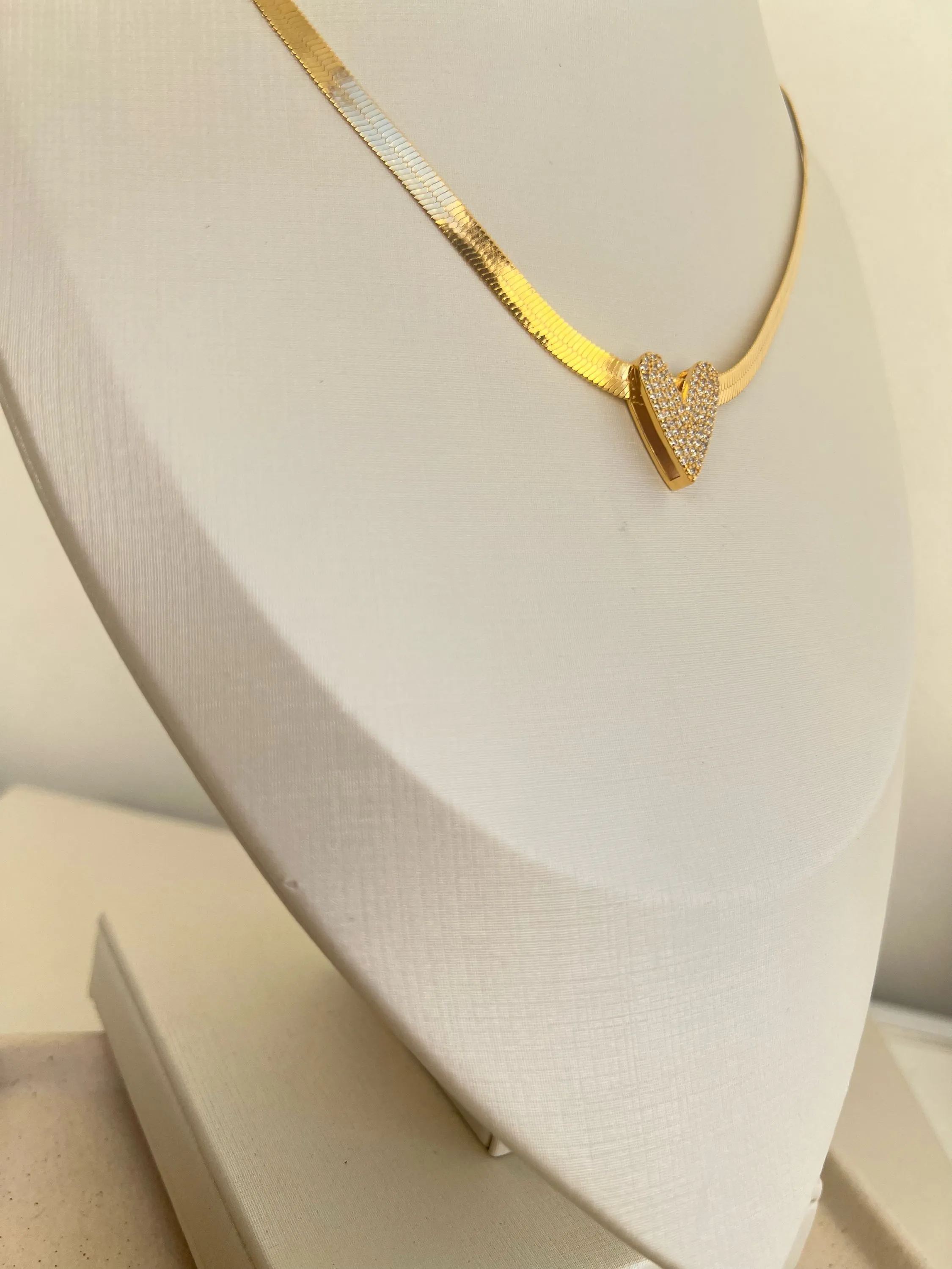 Choker fita com coração cravejado de strass