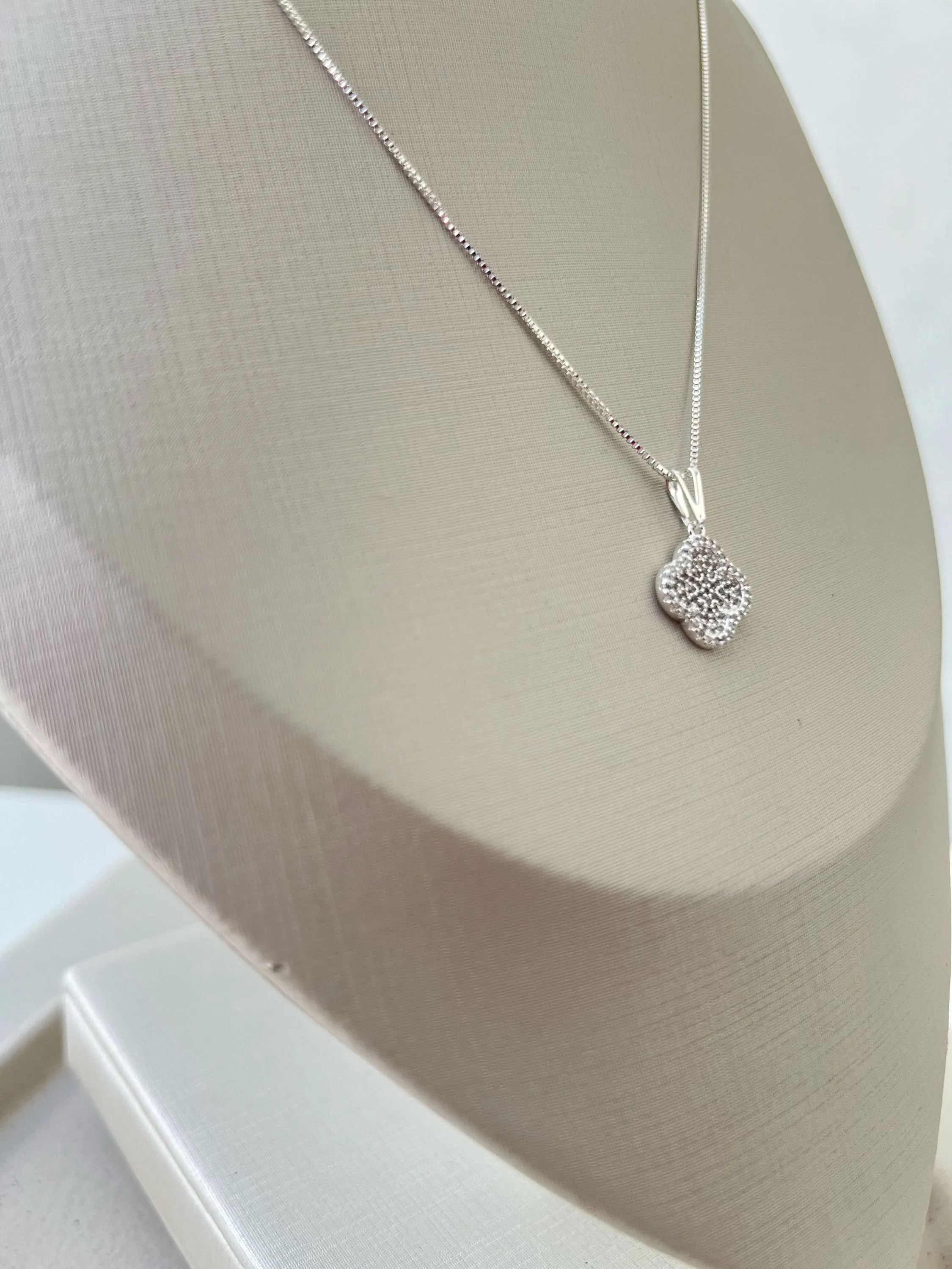 Colar pingente trevo