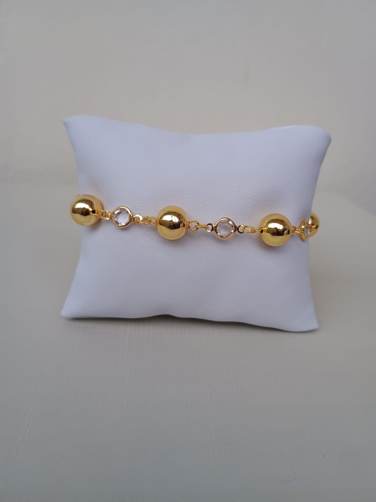Pulseira com bolinhas e pedras transparente