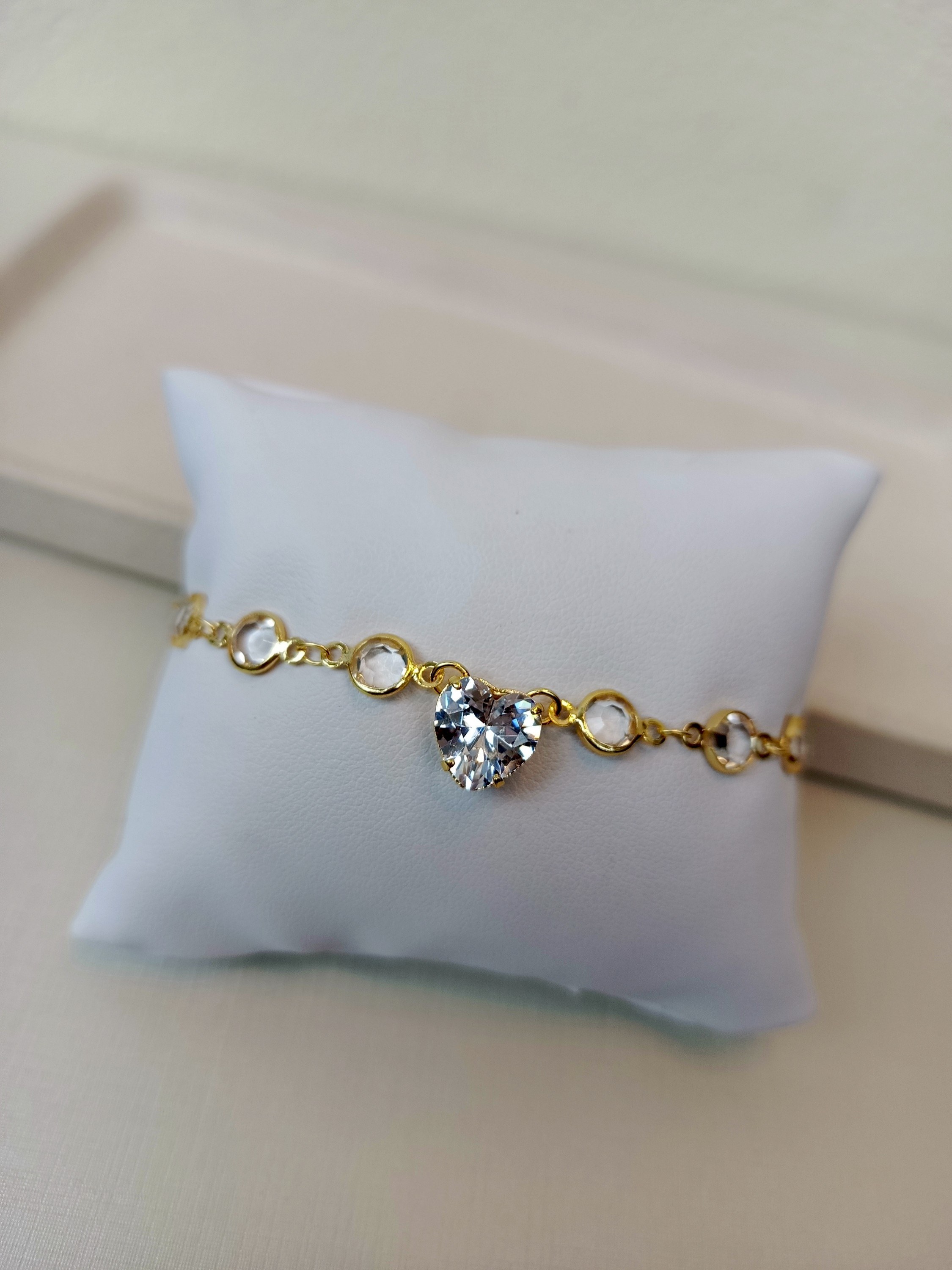 Pulseira com cristais e ponto de luz de coração