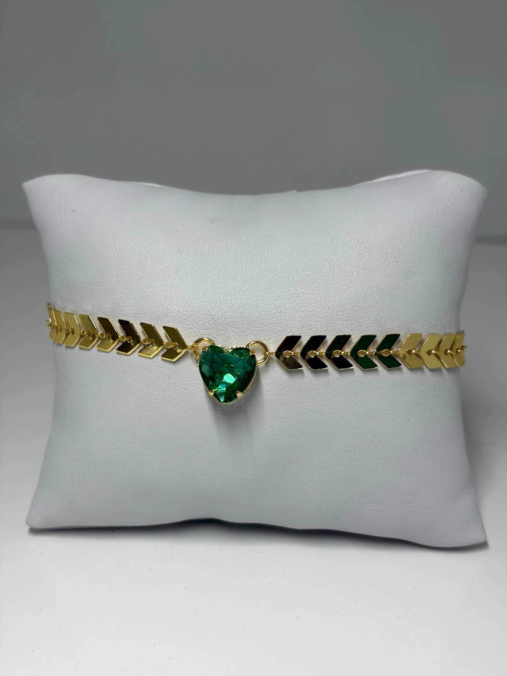 Pulseira com escamas e pingente de coração