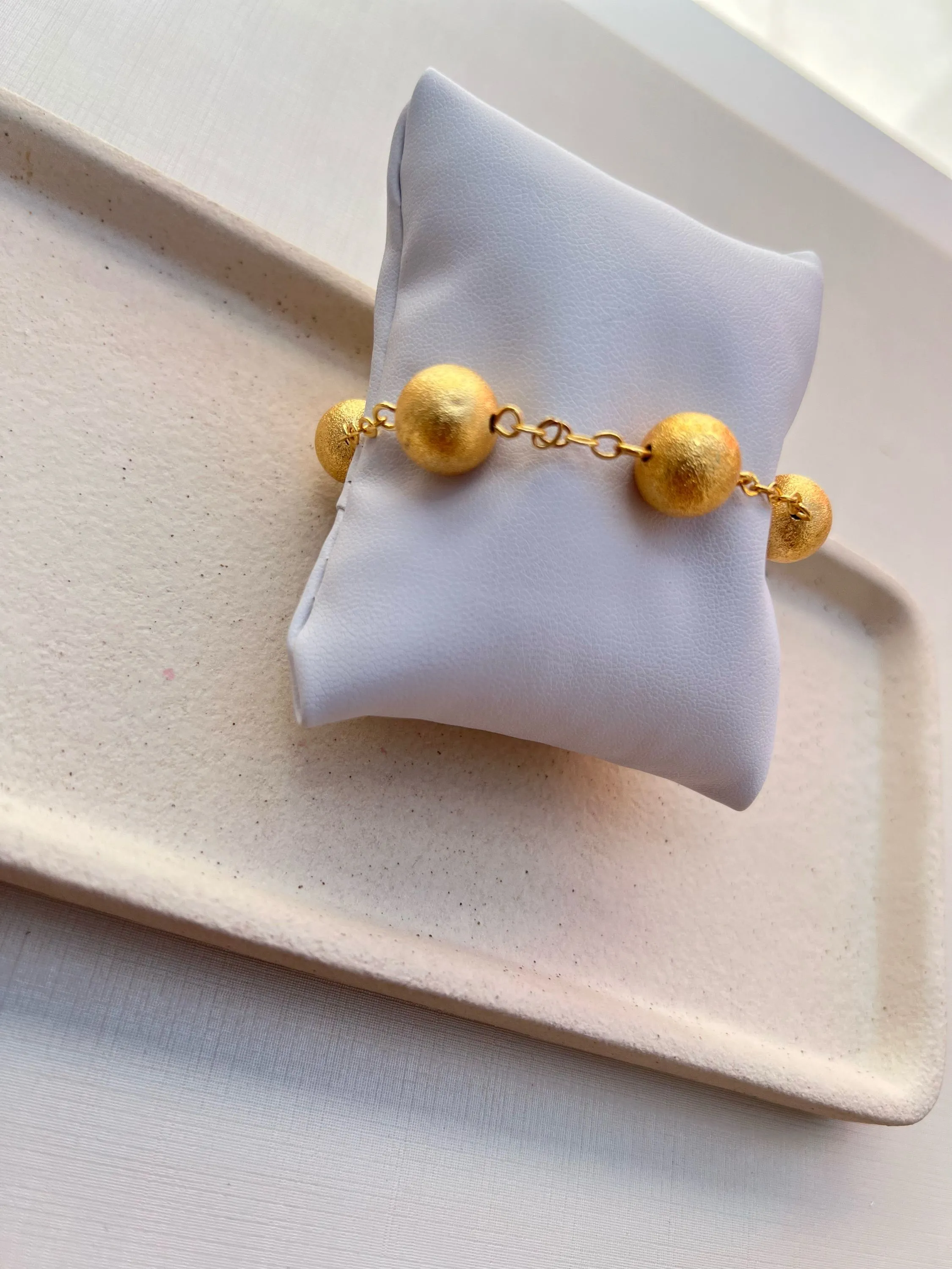 Pulseira bolinhas texturizada