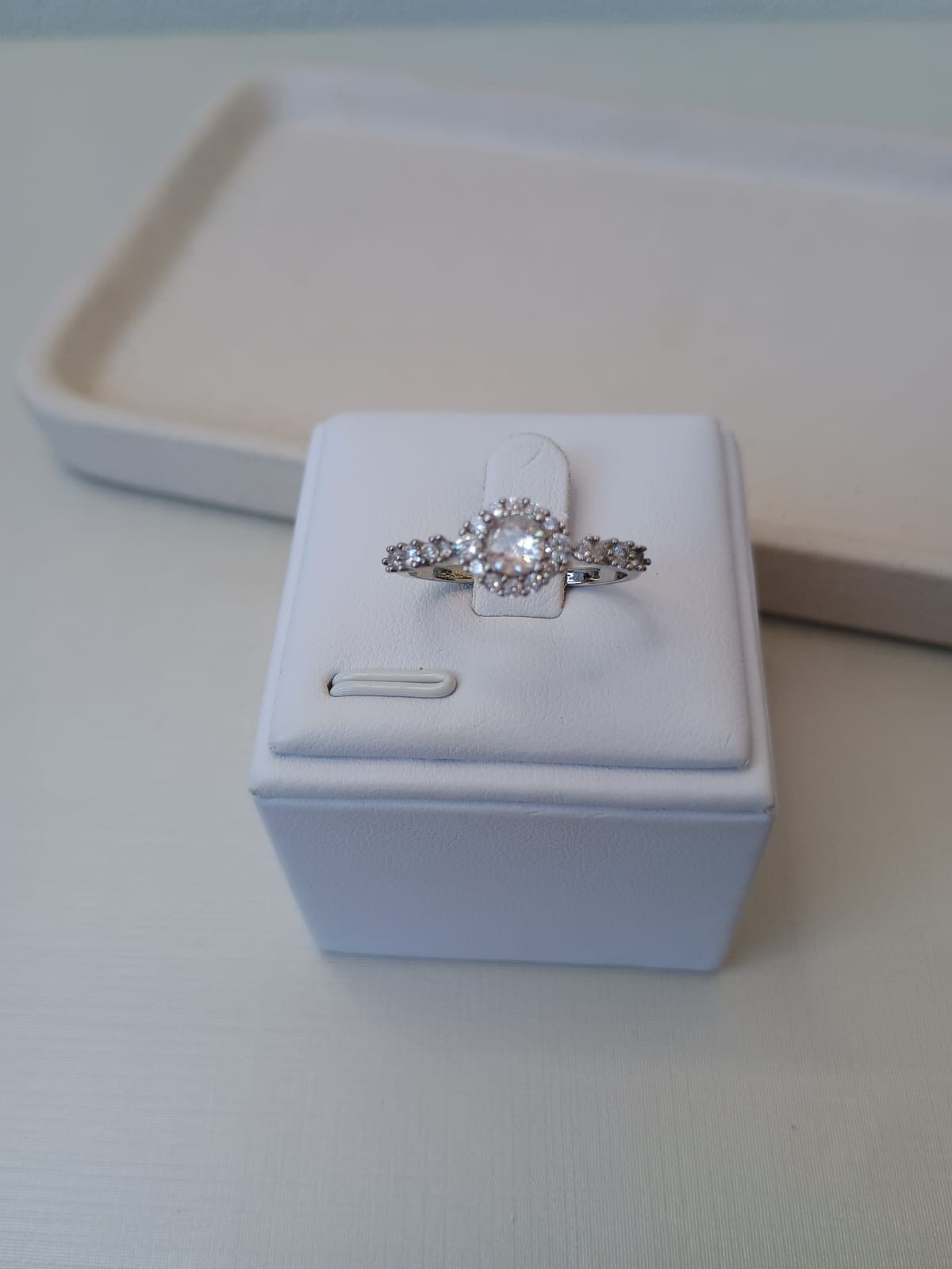 Anel com ponto de luz e cravejado com zircônias