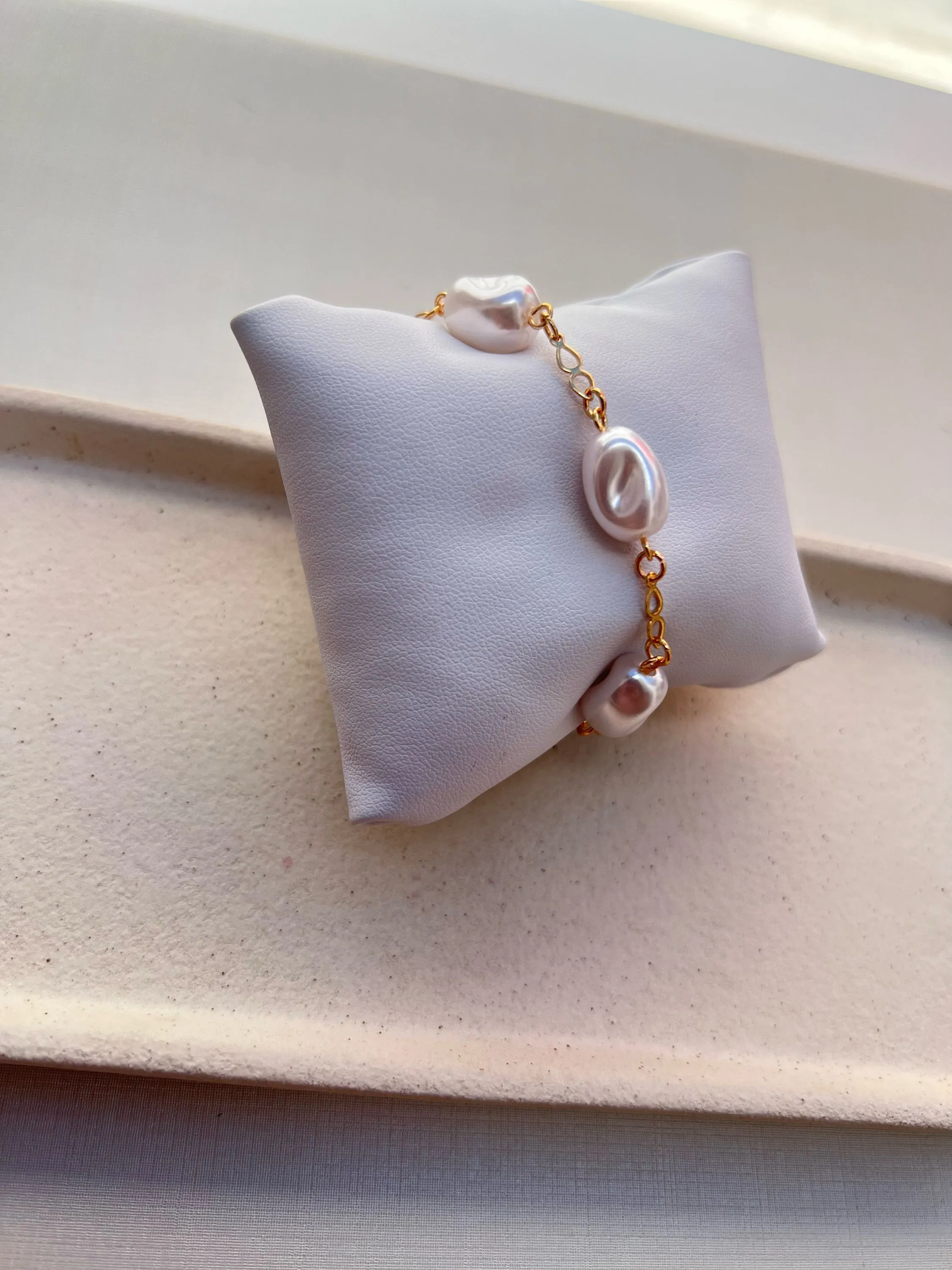 Pulseira pérolas texturizadas