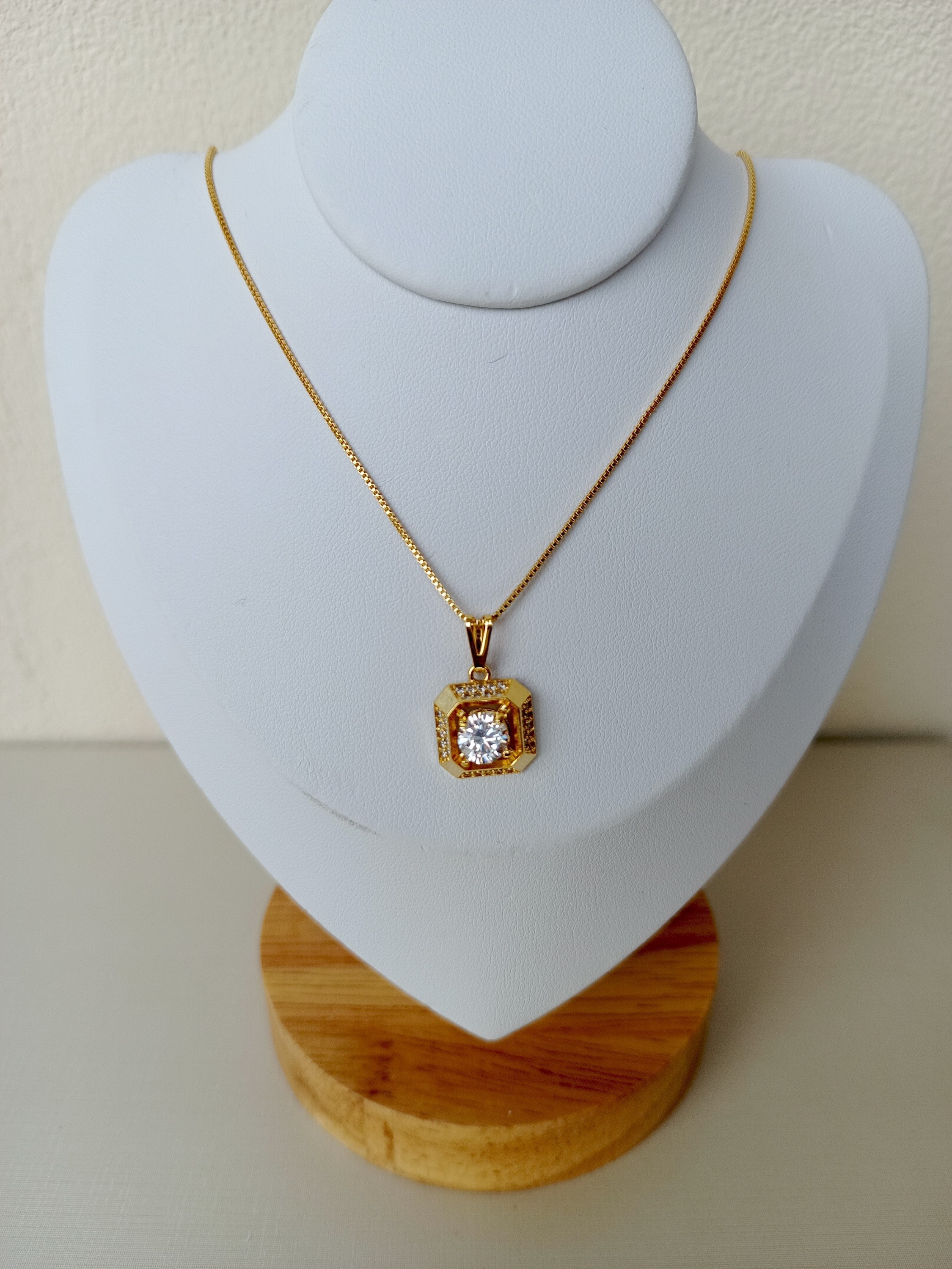 Colar geométrico com uma pedra central cristalina