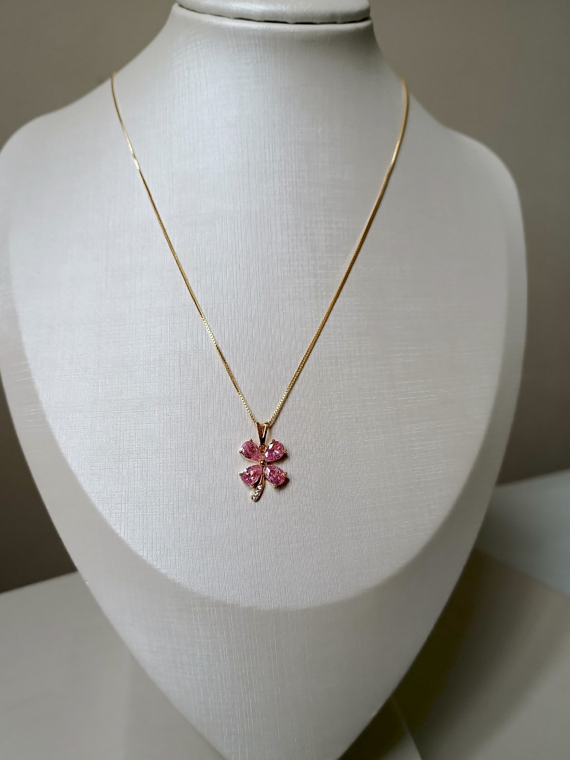 Brincos com pingente de trevo cravejado com zircônia rosas