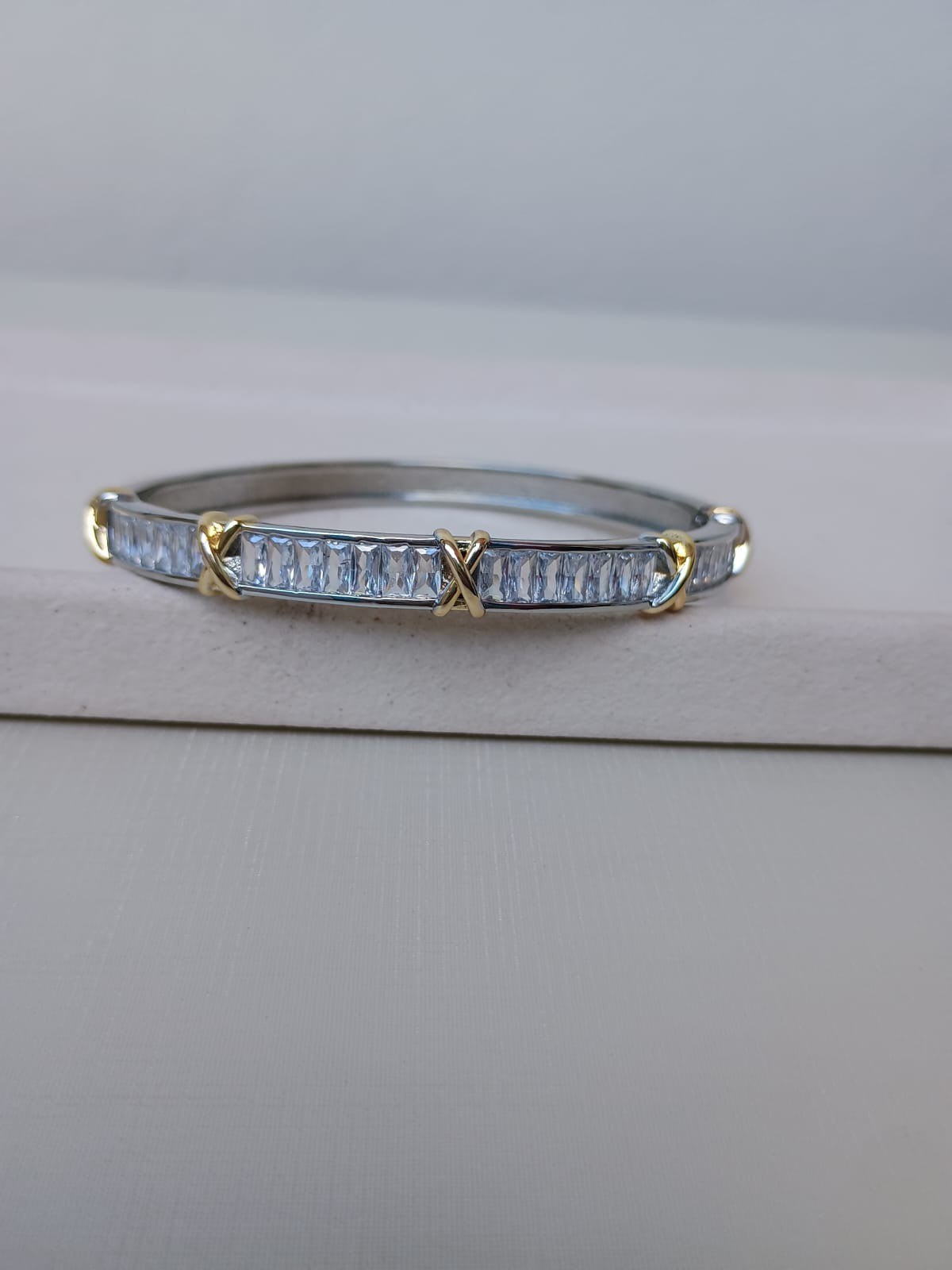 Bracelete com zircônias e detalhes dourados