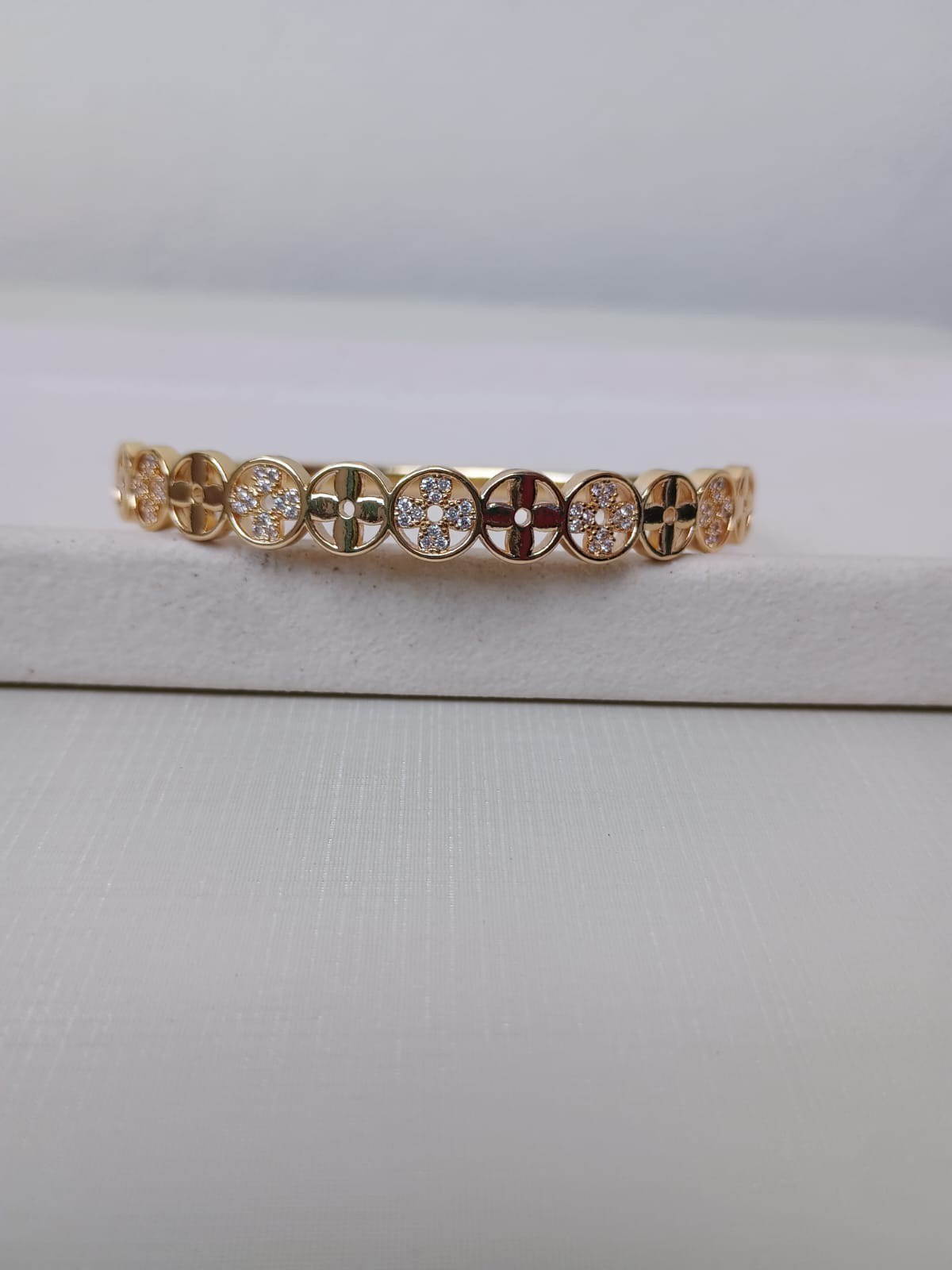 Bracelete com trevo vazado cravejado