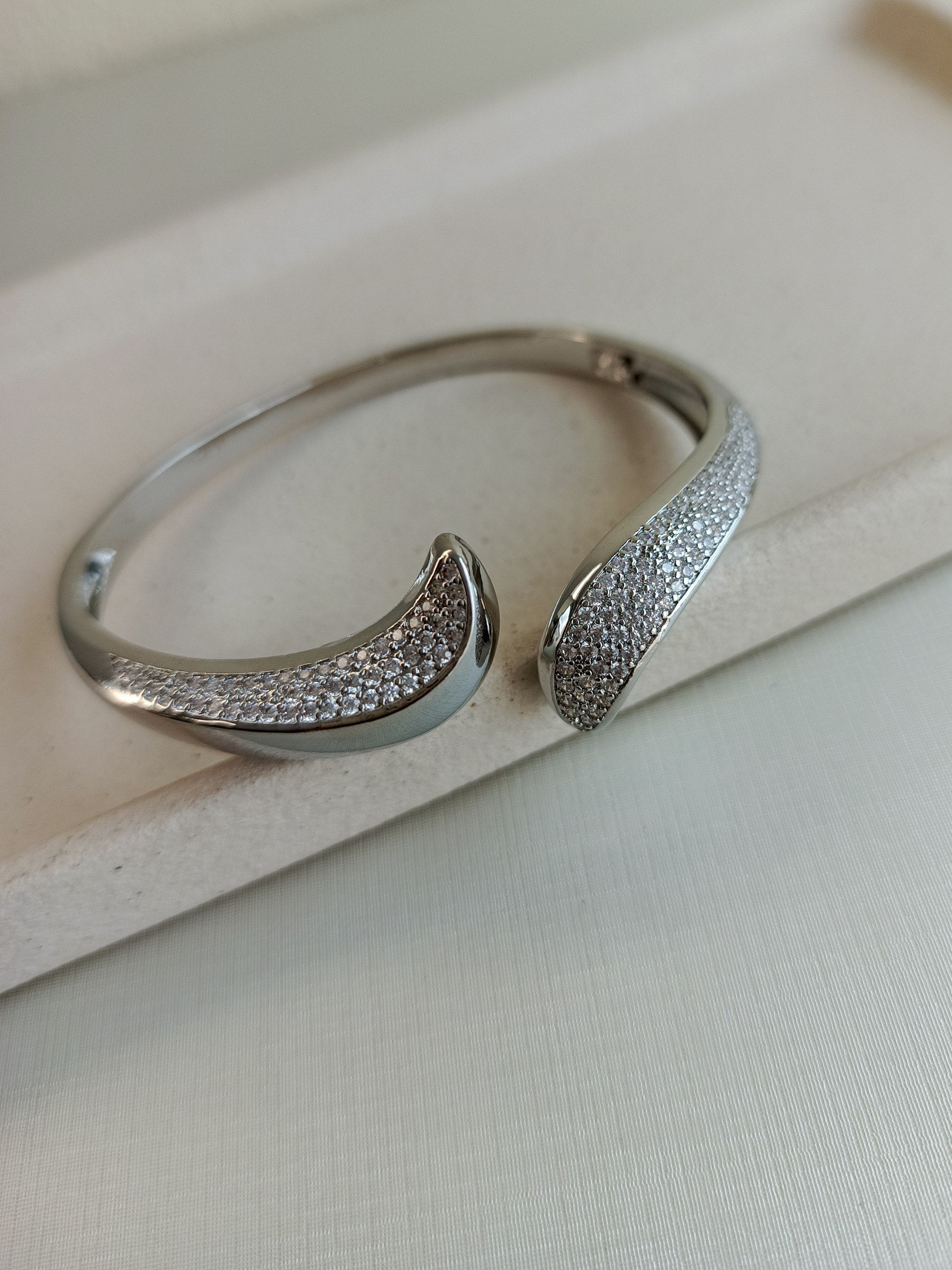 Bracelete extremidade lisa e outra cravejada de zircônia