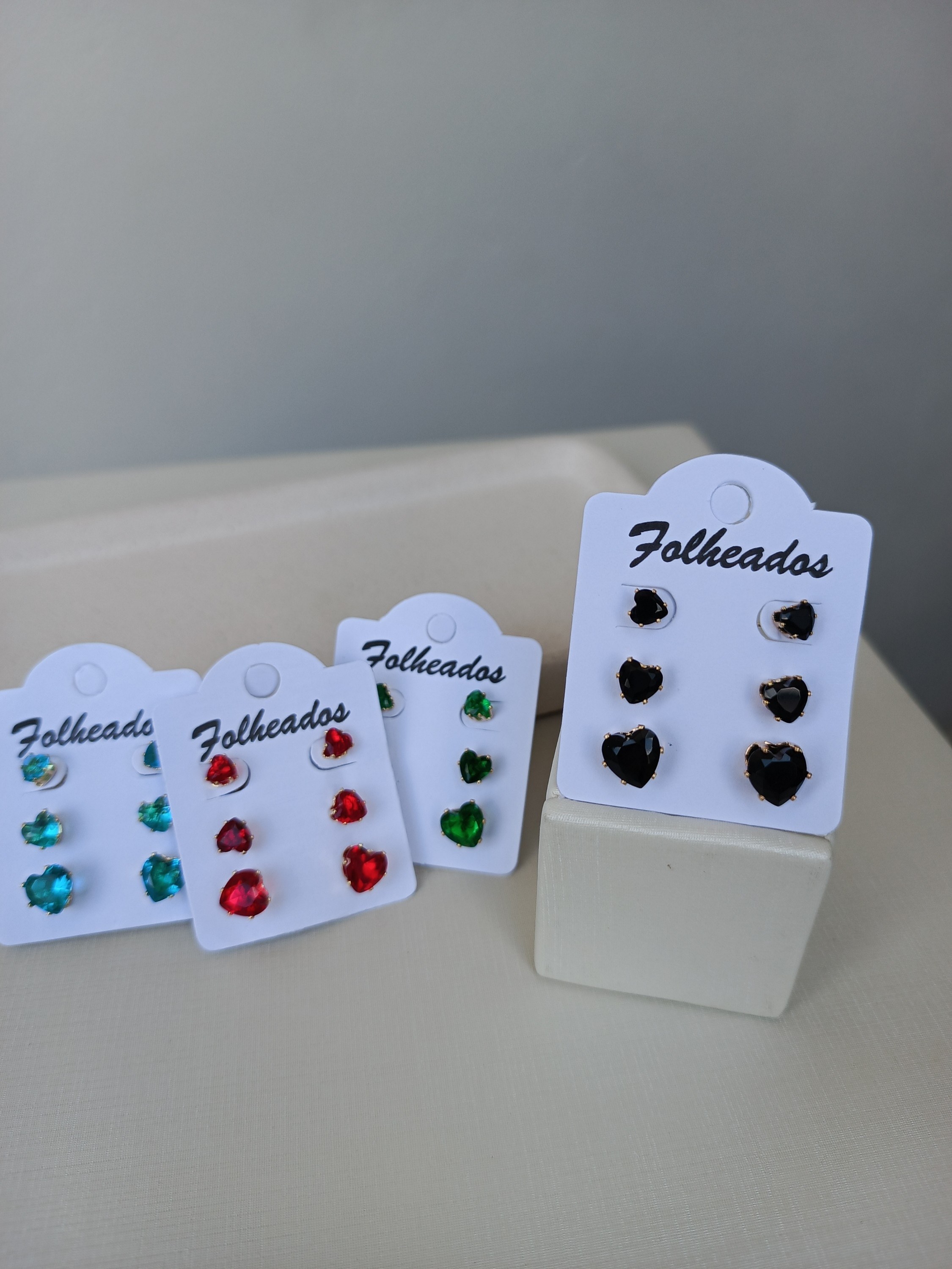 Trio de brincos de coração cristalinos