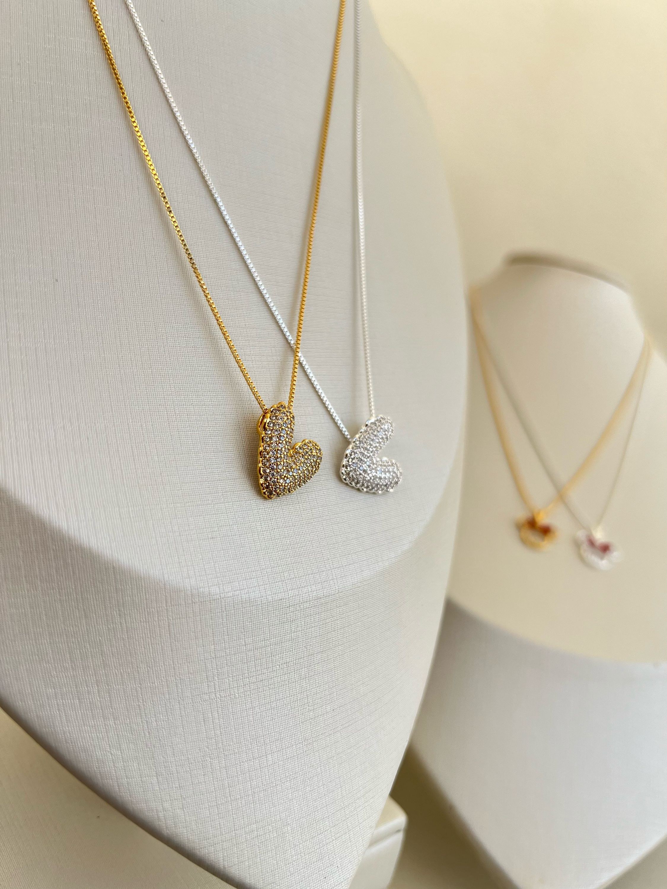 Colar pingente coração cravejado de strass