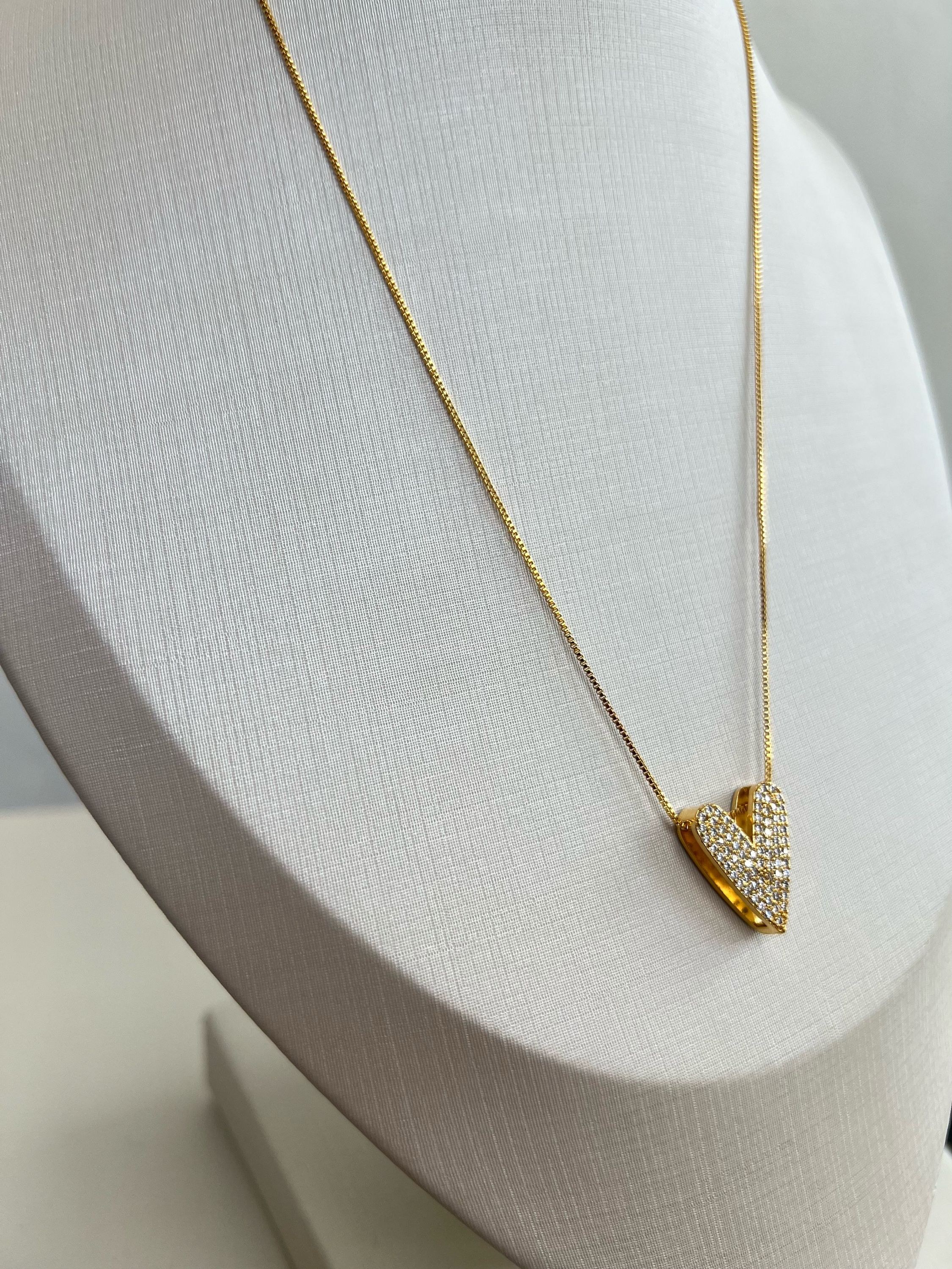 Colar pingente coração cravejado de strass