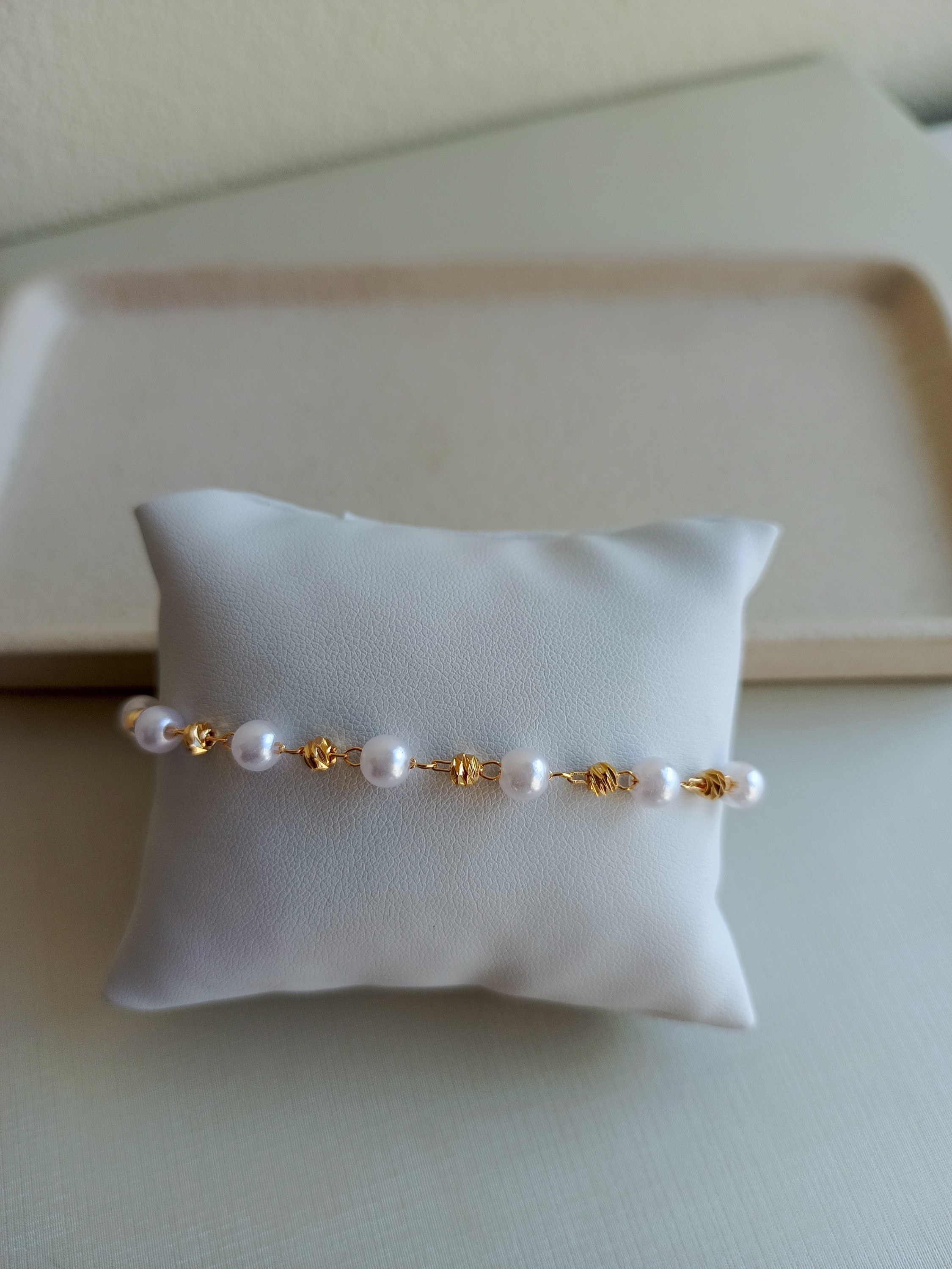 Pulseira de pérolas com bolinhas douradas