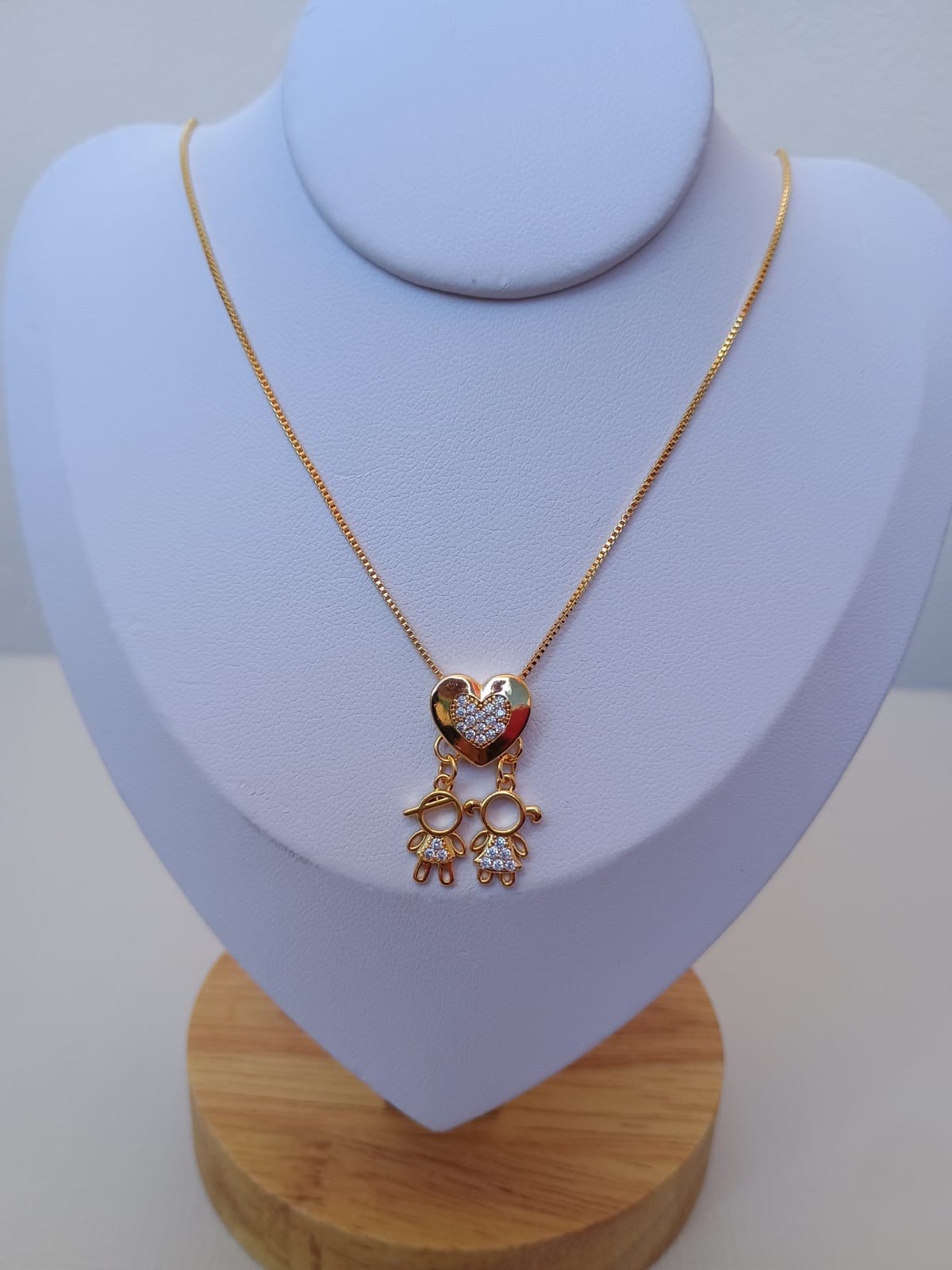 Colar com pingente de casal / filhos