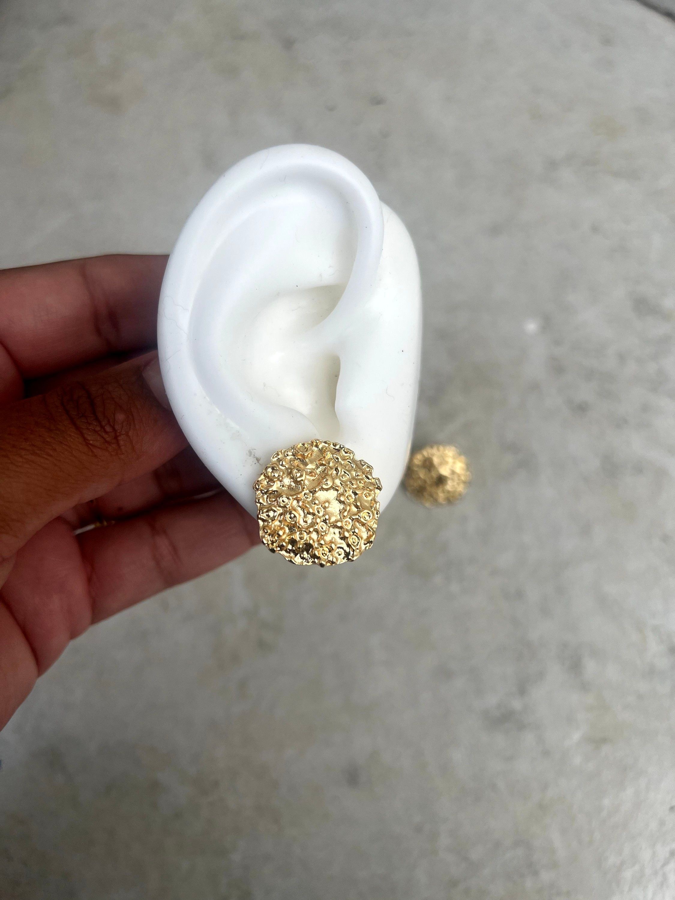 Brinco botão estilo martelado