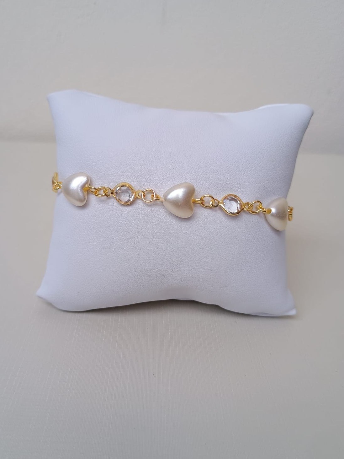 Pulseira com pérolas de coração e cristais