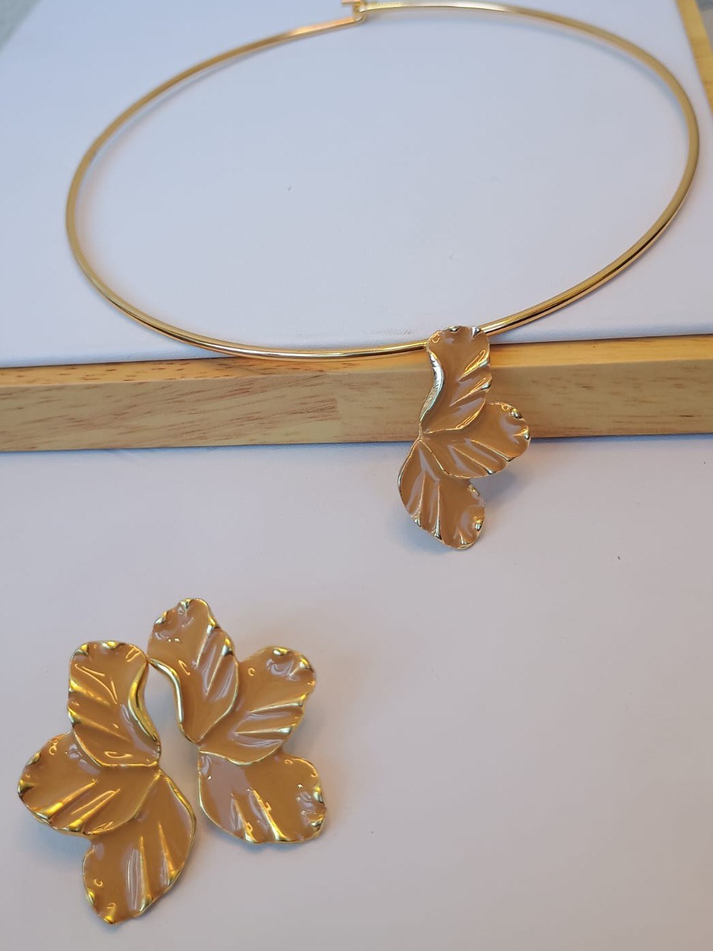 Conjunto choker aro de pétala