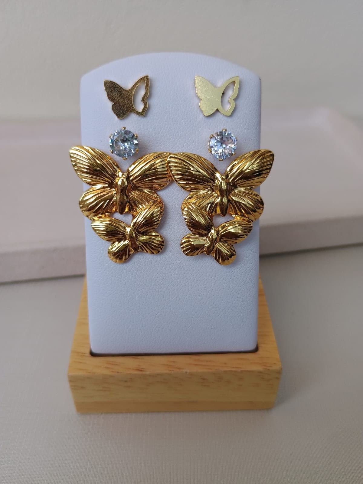 Trio de brincos de borboleta e ponto de luz