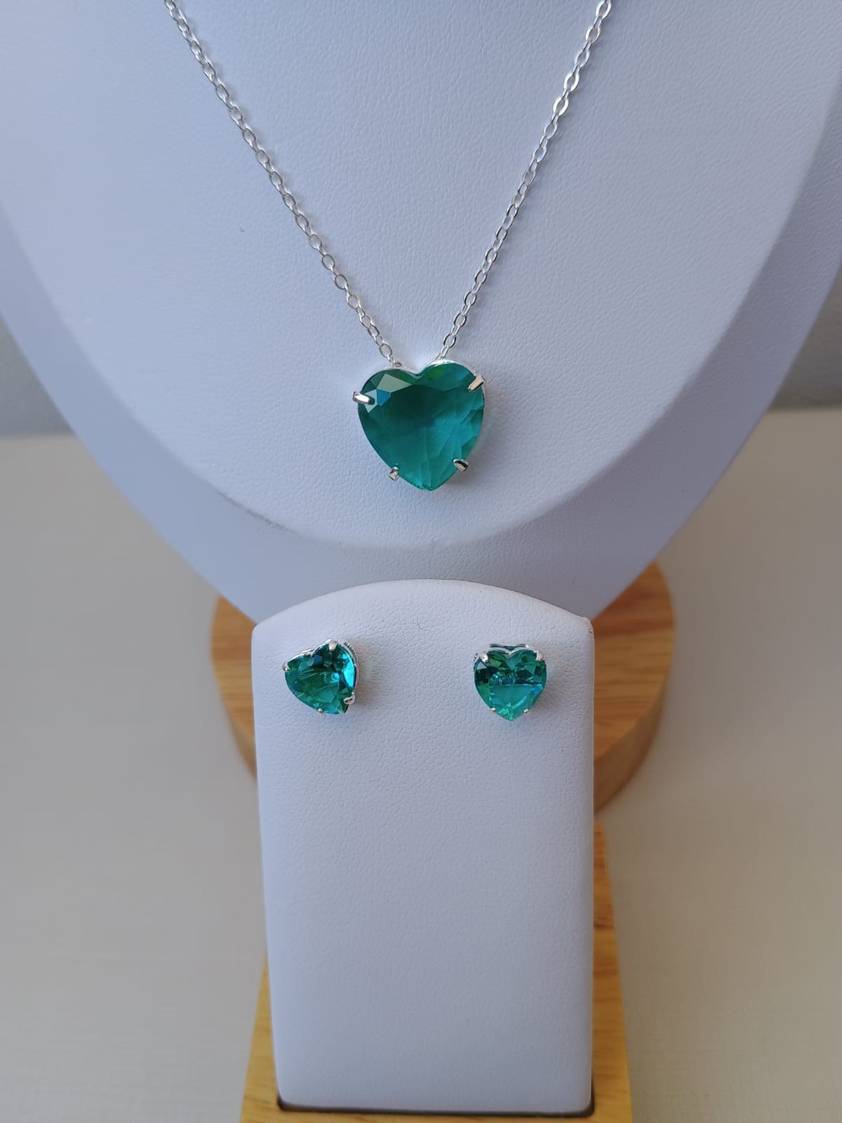 Conjunto prata com coração verde Tiffany