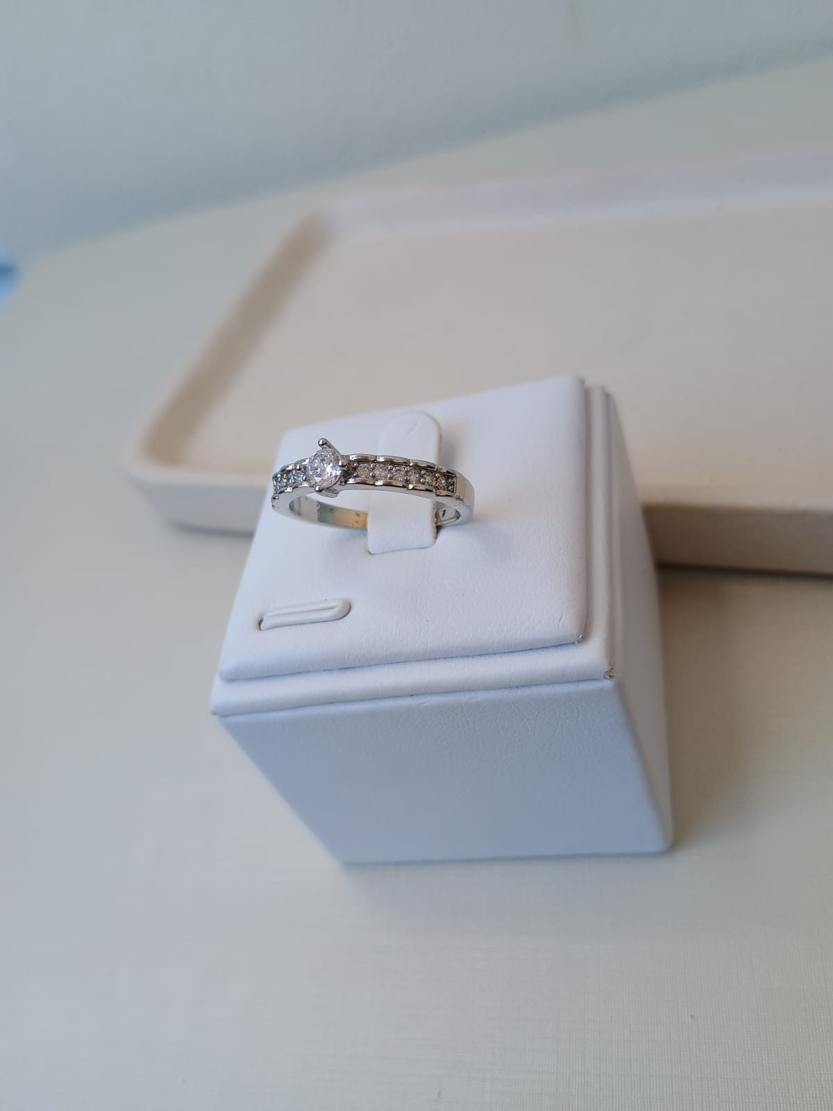 Anel com pedra de cristal cravejado com zircônias