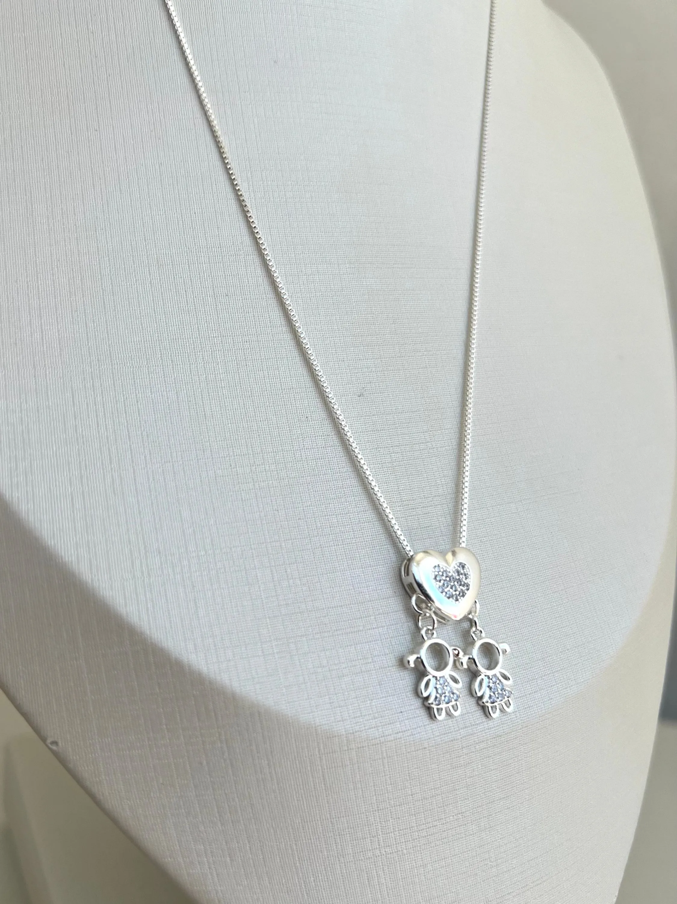Colar filhos com pingente de coração strass e duas meninas