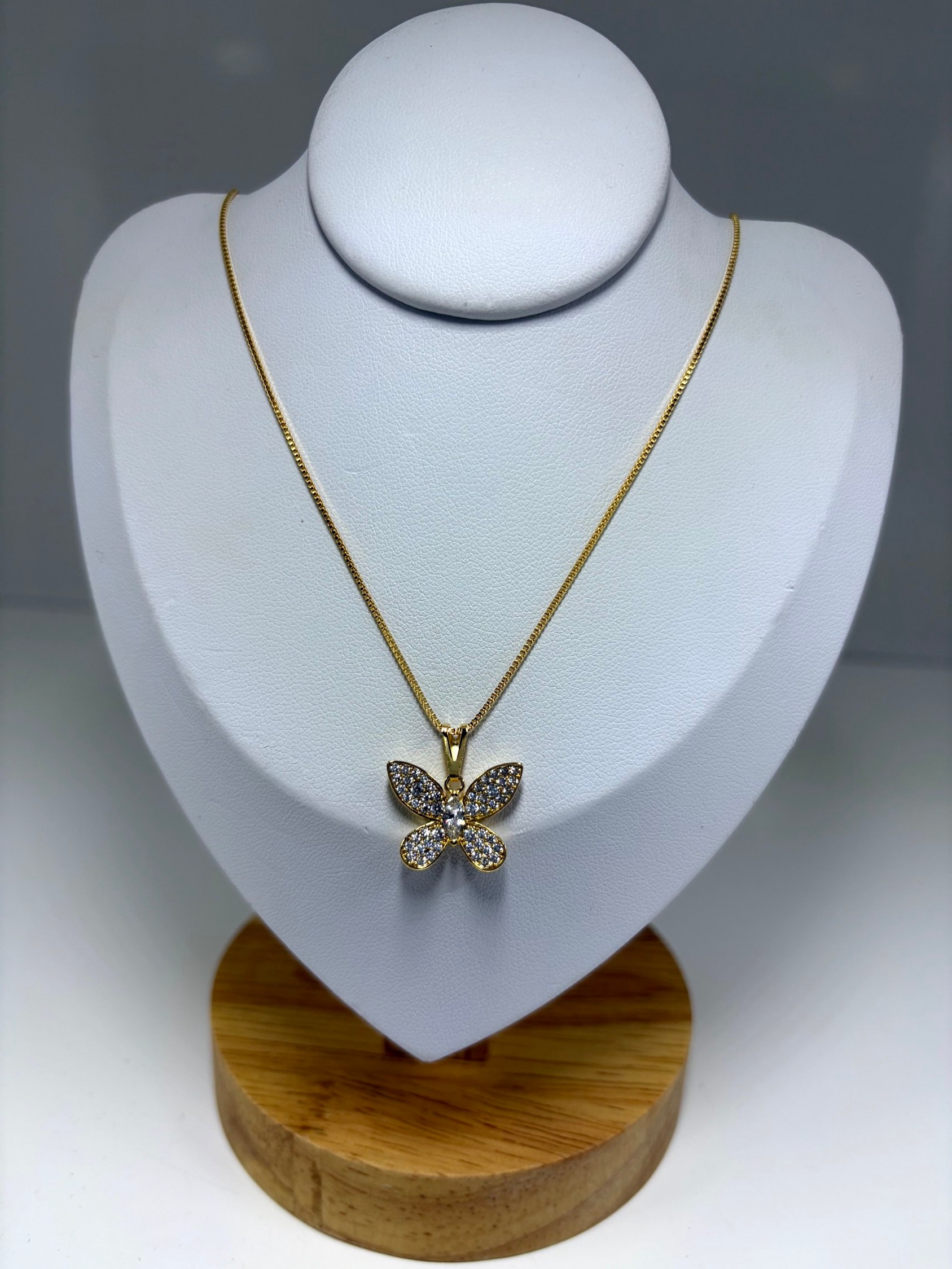 Colar com borboleta cravejada