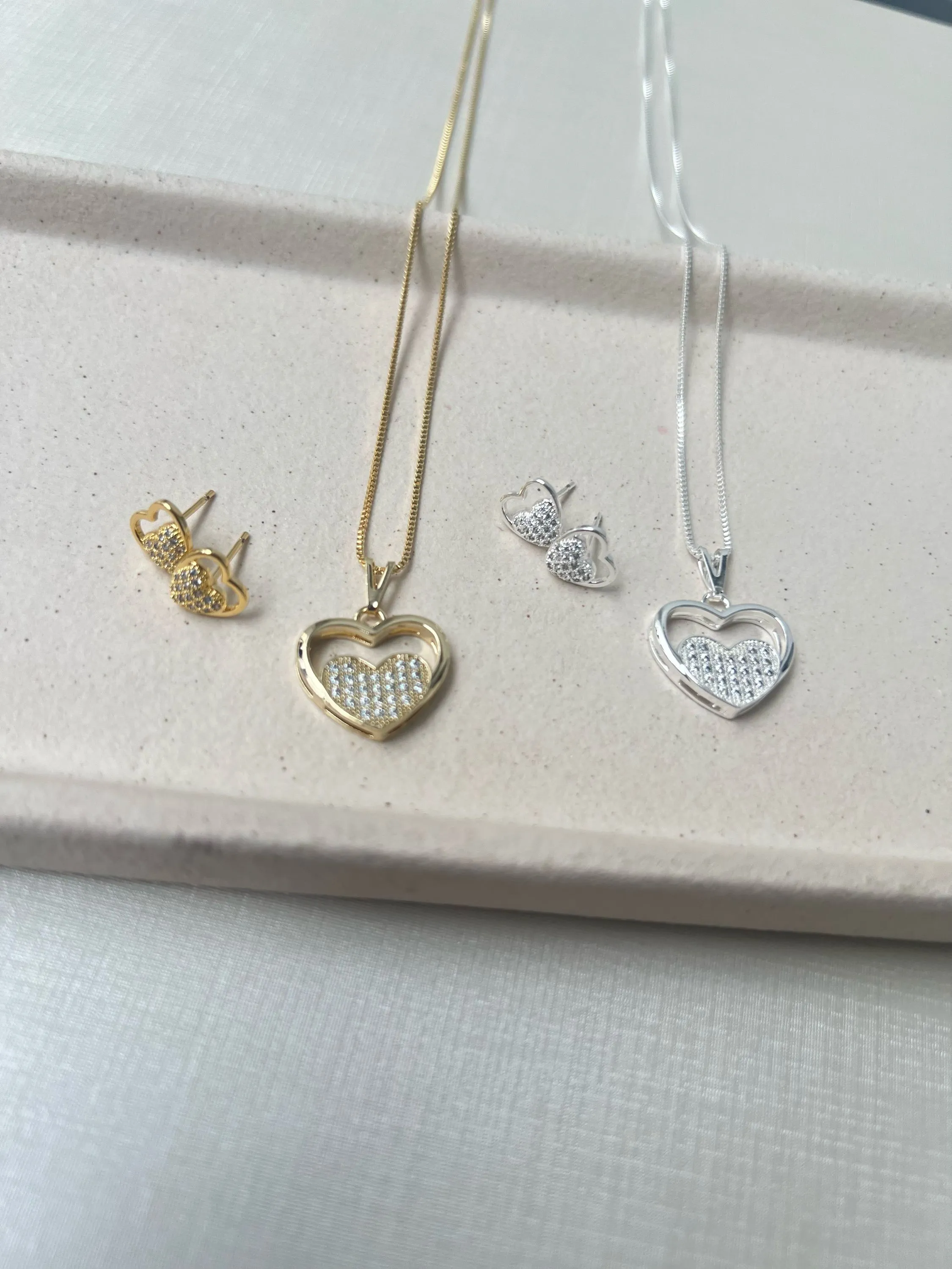 Conjunto modelo coração cravejado de strass