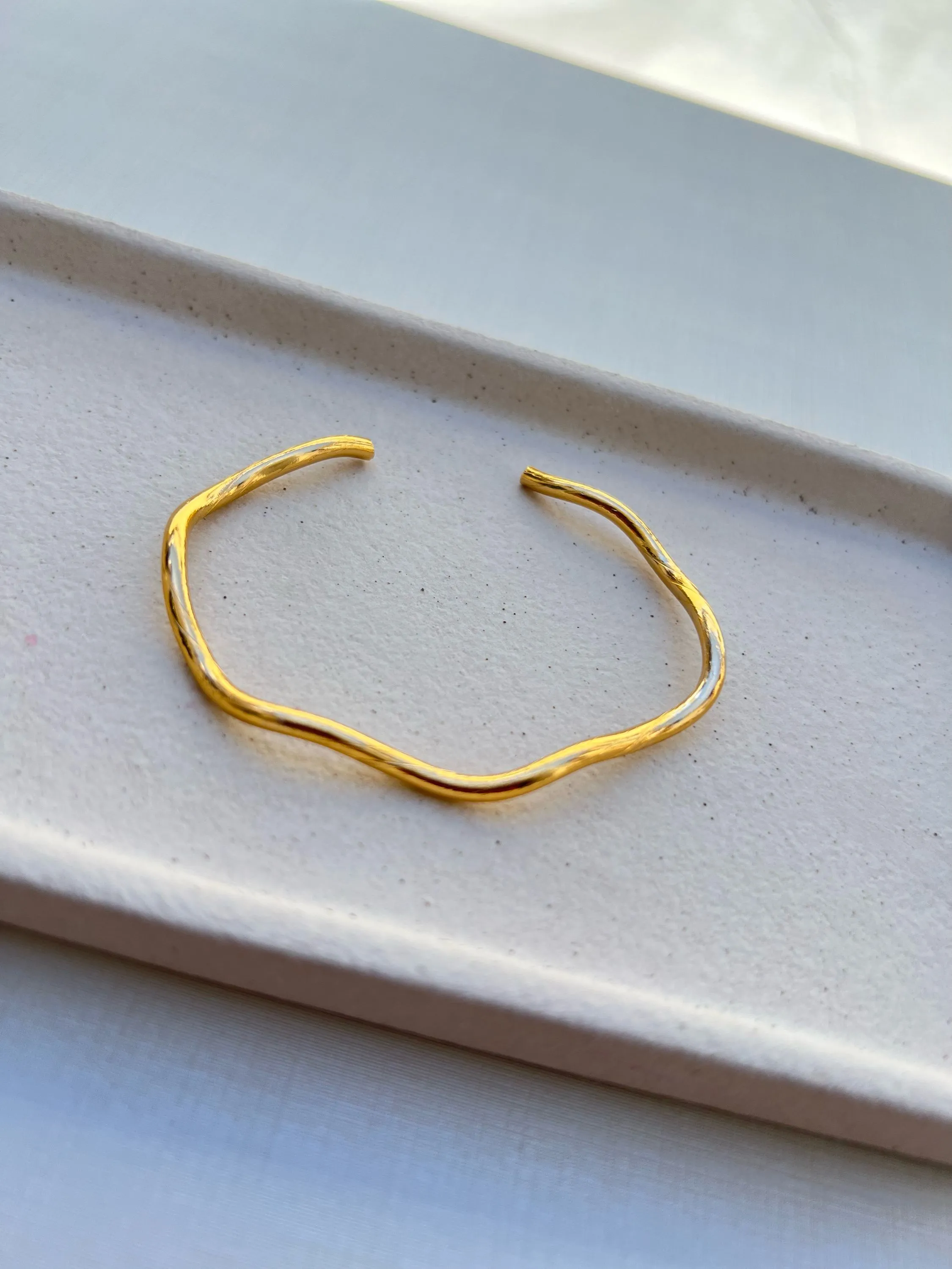 Bracelete fino ondulado