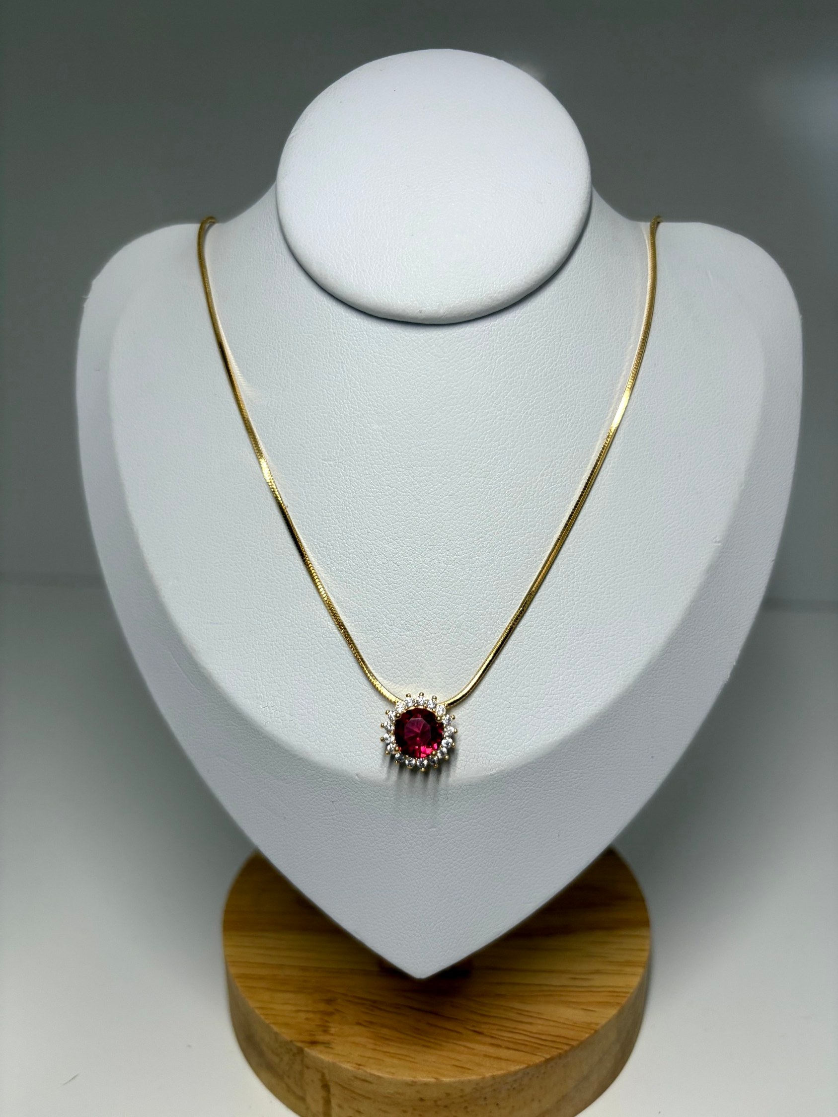 Colar choker com pingente
