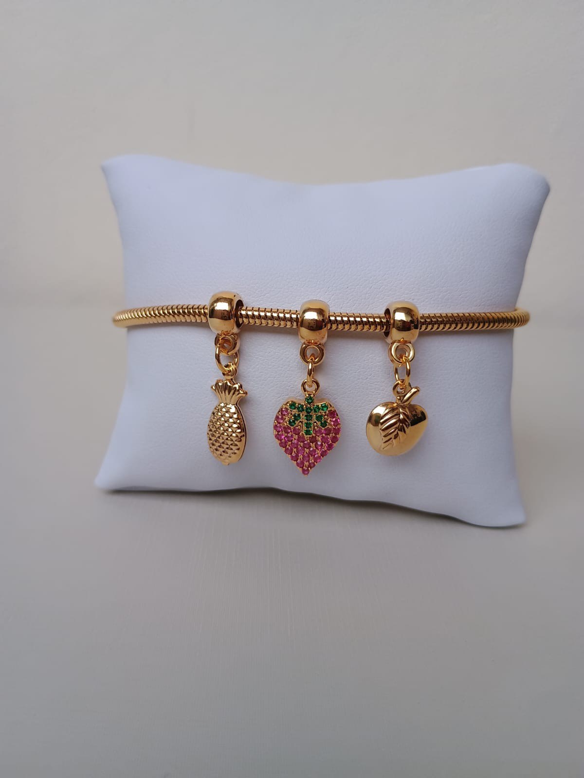 Pulseira com pingentes de frutas