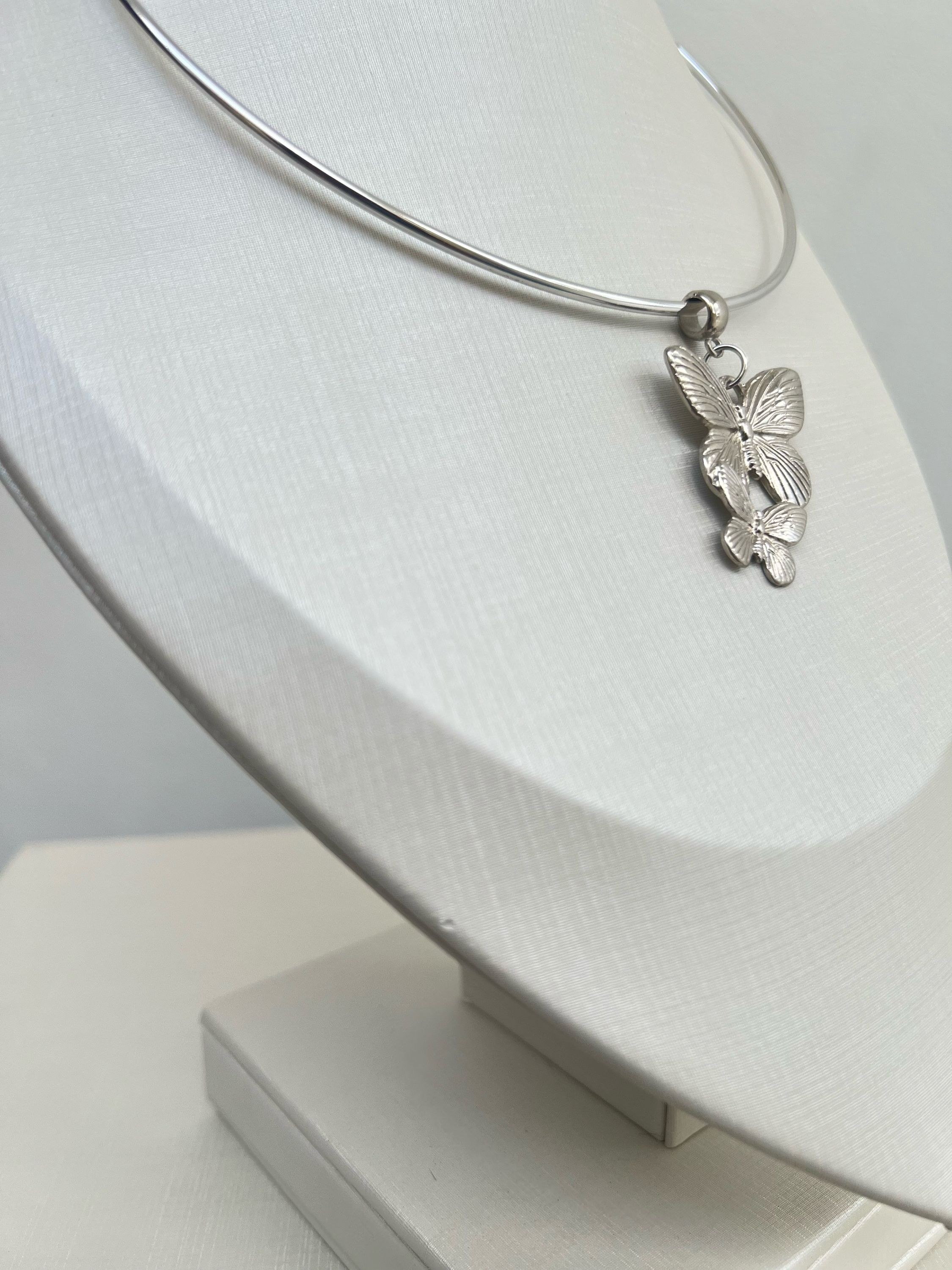 Choker aro modelo borboleta