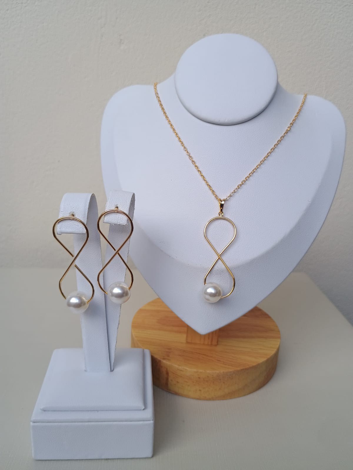 Conjunto com estilo do infinito com pérola