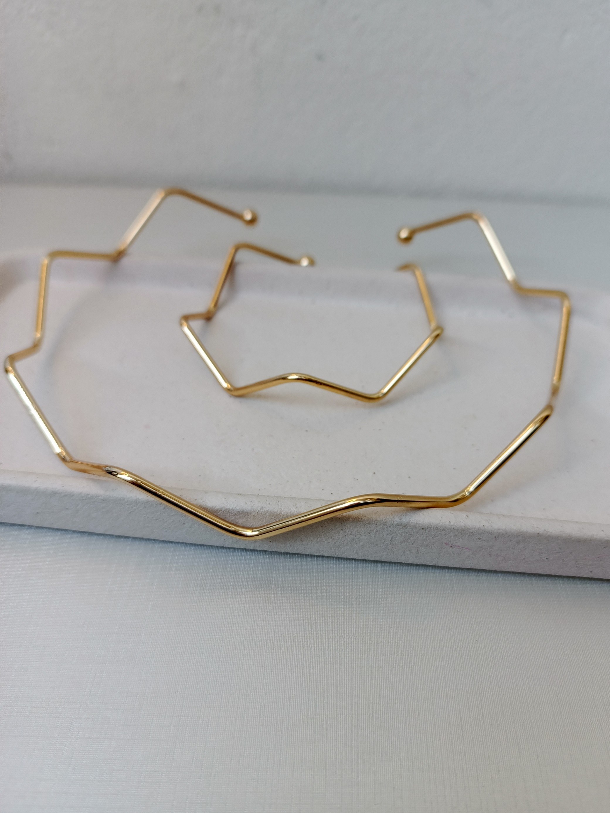 Conjunto de aro e bracelete em Zig Zag