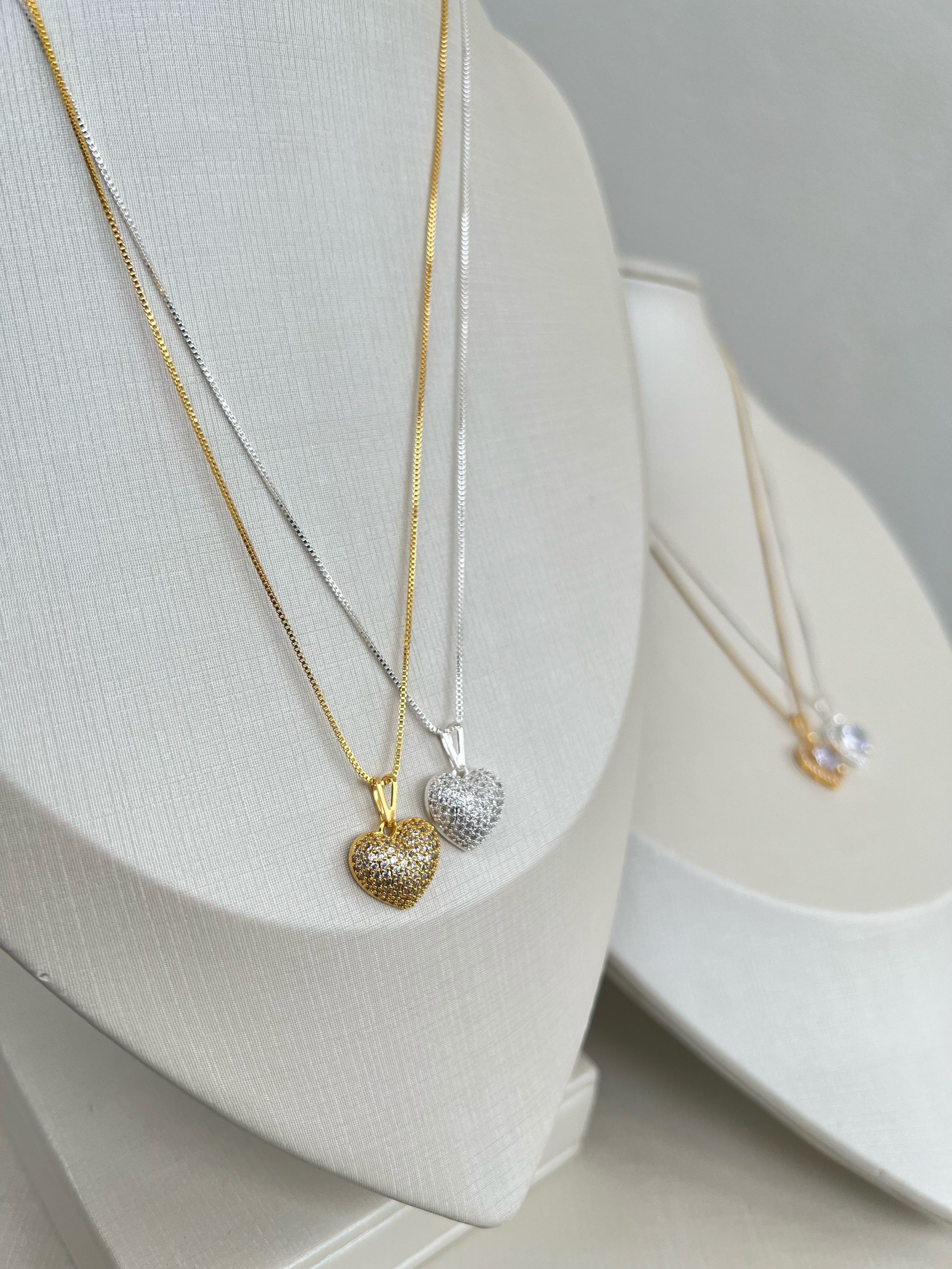 Colar coração cravejado de strass