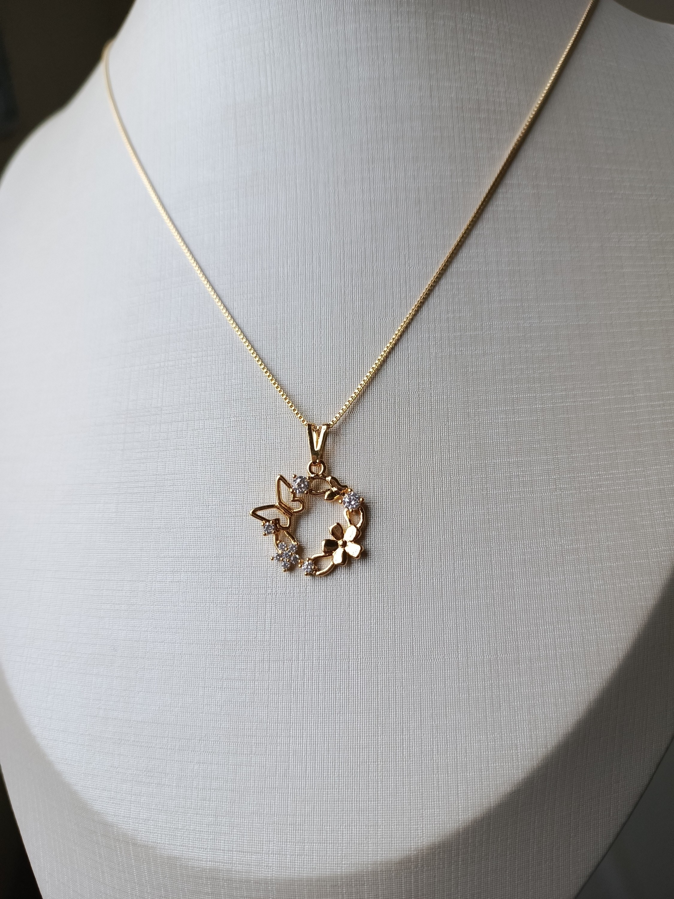 Colar dourado com pingente de flores borboleta e zircônia