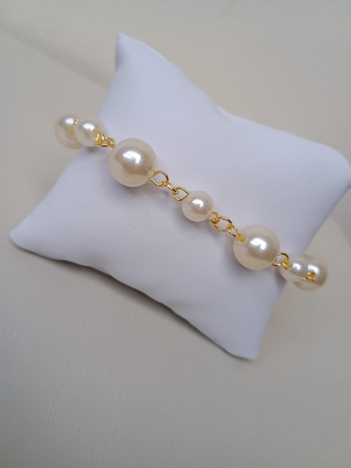 Pulseira com pérolas pequenas e grandes