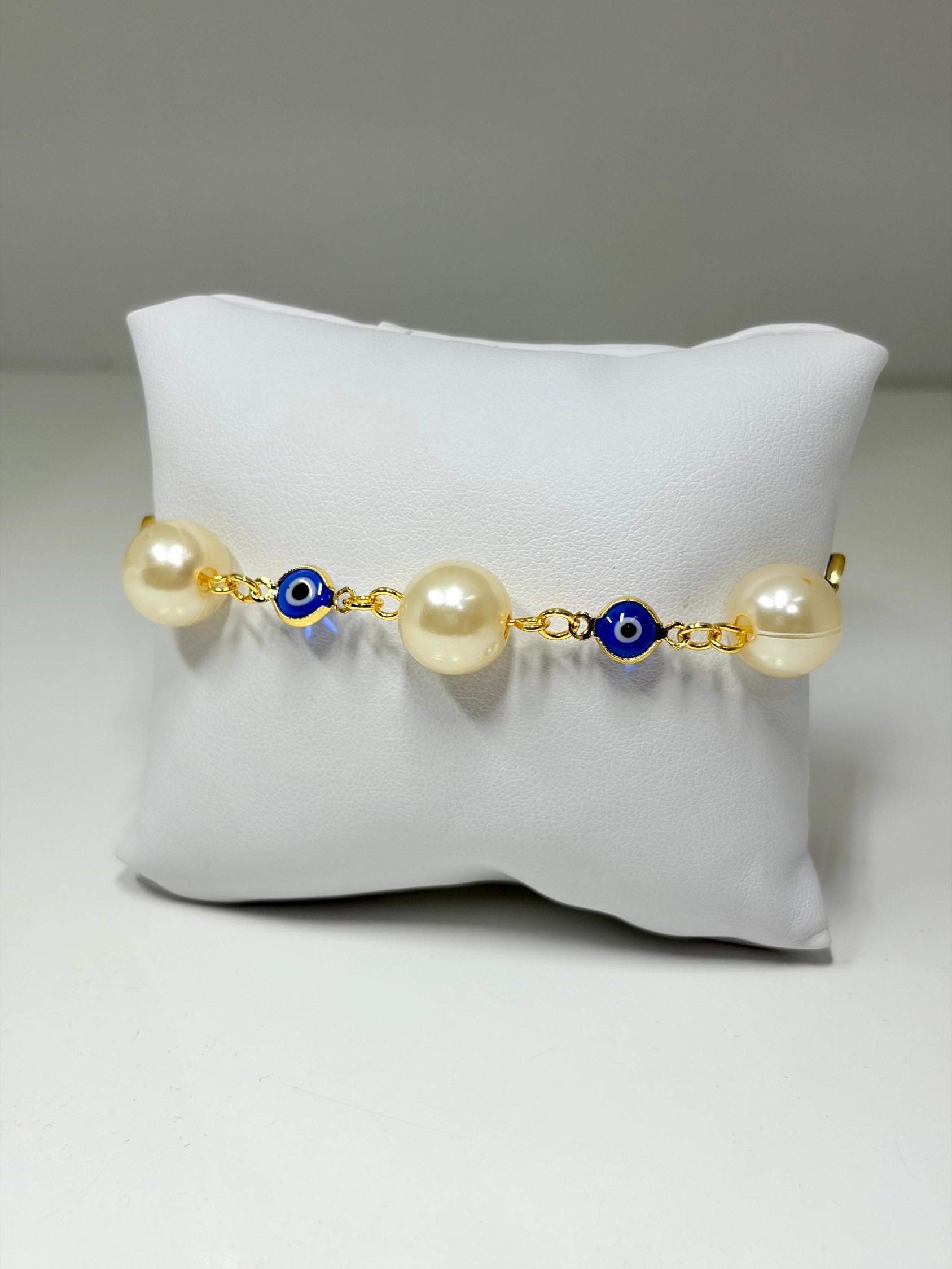 Pulseira com pérolas e olho grego