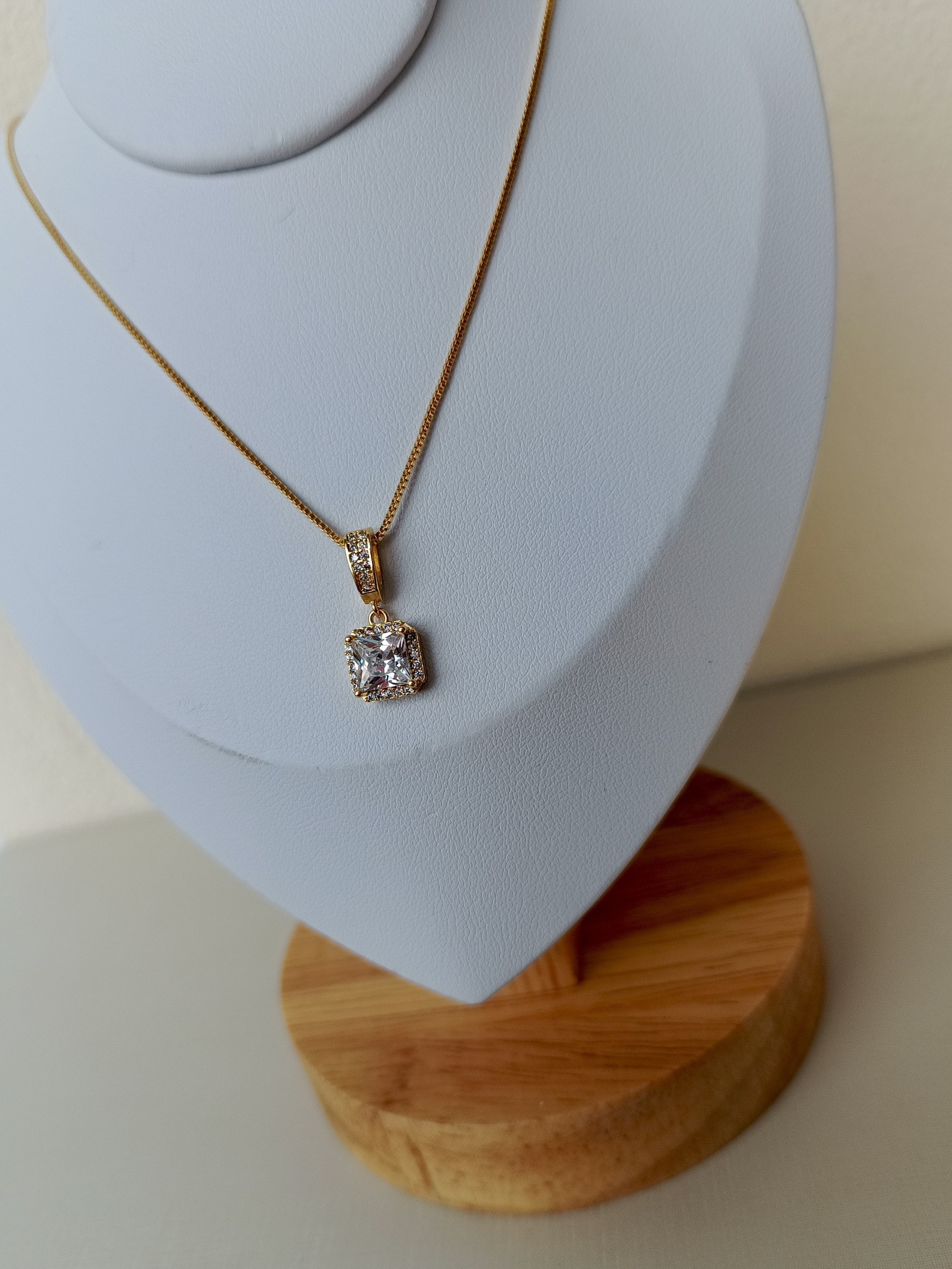 Colar ponto de luz quadrado com zircônia