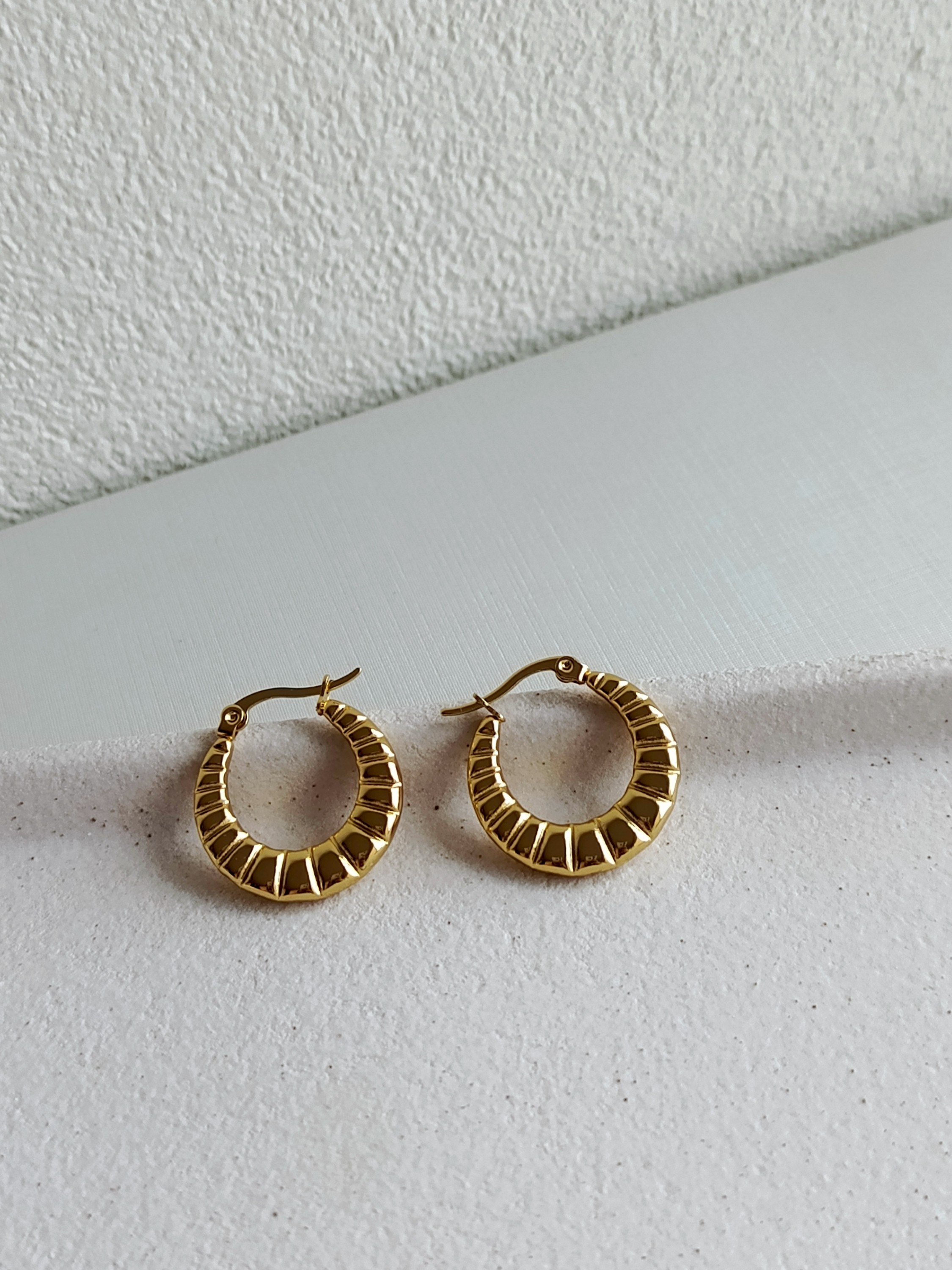 Brinco argola texturizada com fecho italiano