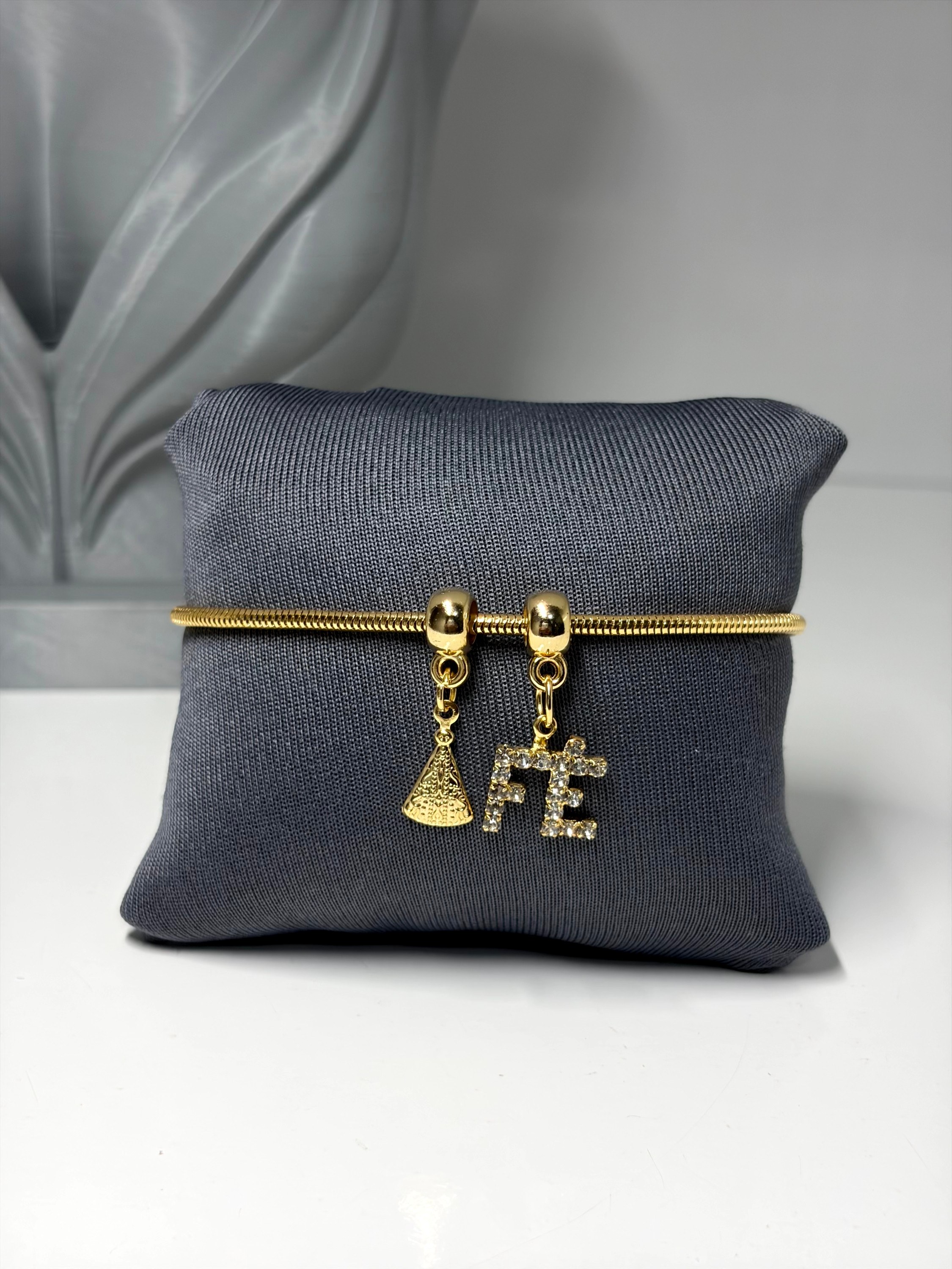 Pulseira com pingentes religiosos