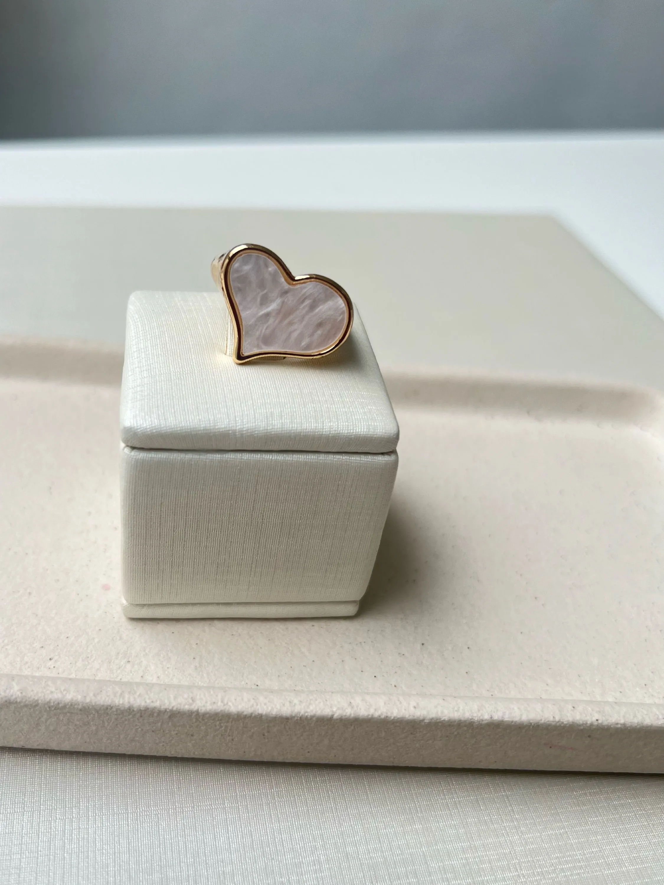 Anel modelo coração perolado