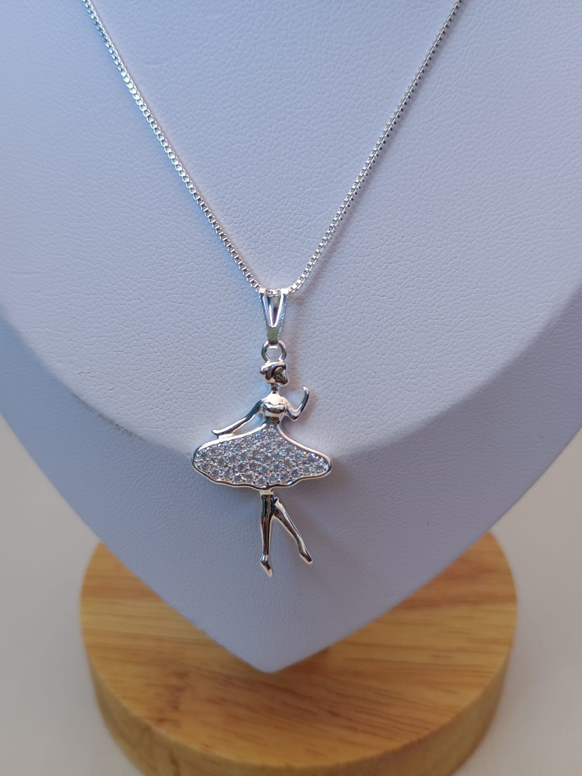 Colar com pingente de bailarina
