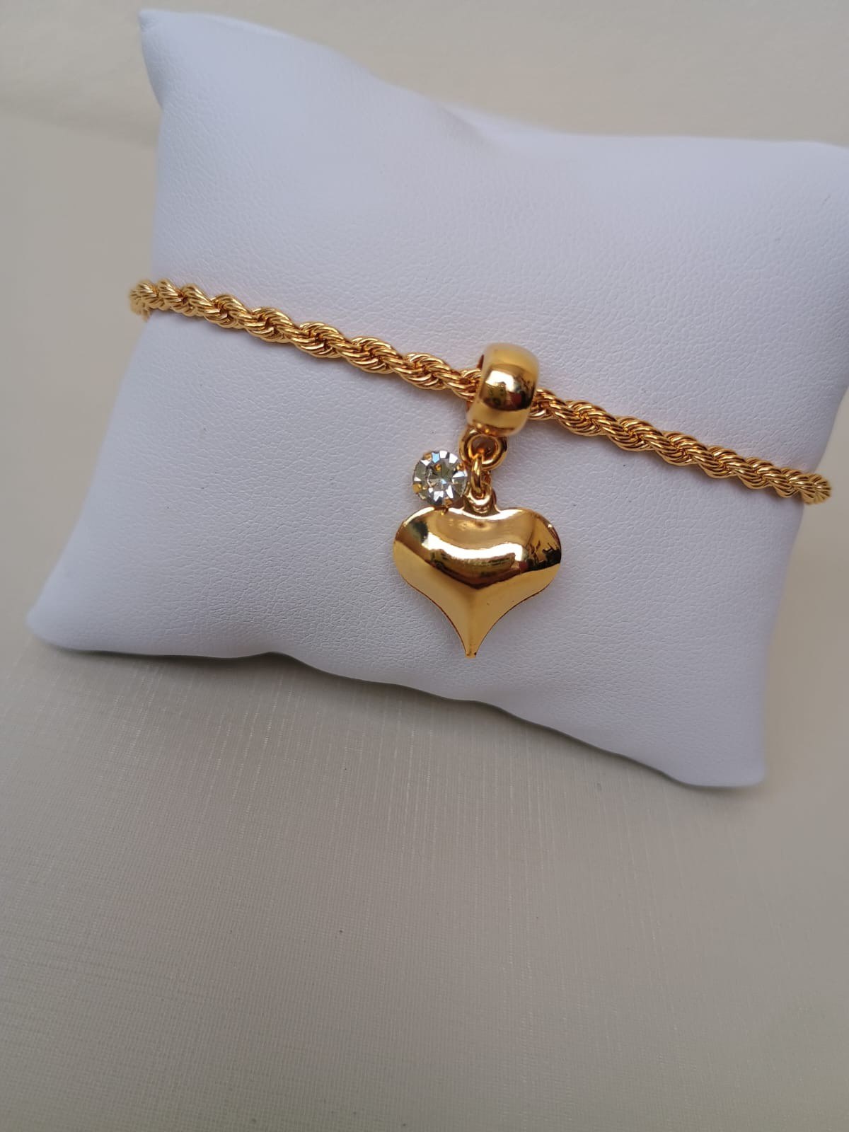 Pulseira com pingente de coração pequeno e ponto de luz